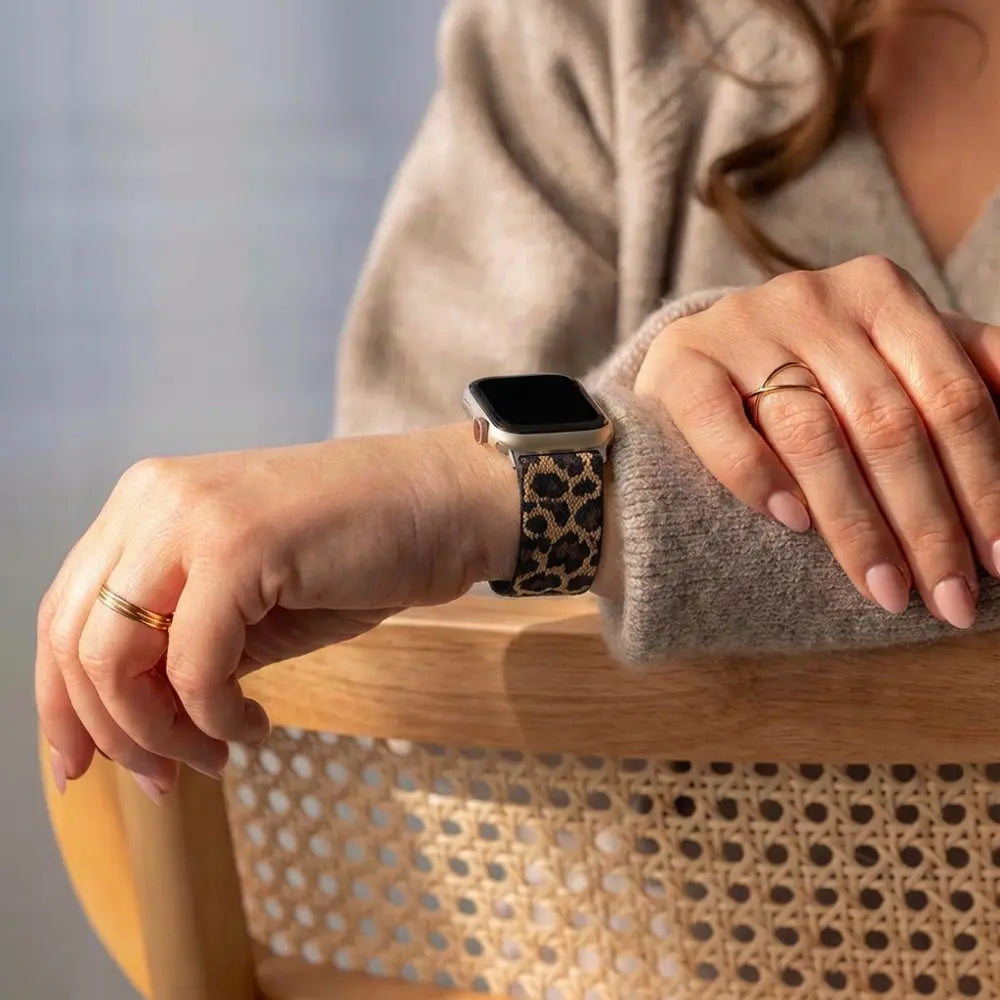 Elastický řemínek s leopardím vzorem pro Apple Watch — bezpečné zapínání na sponu