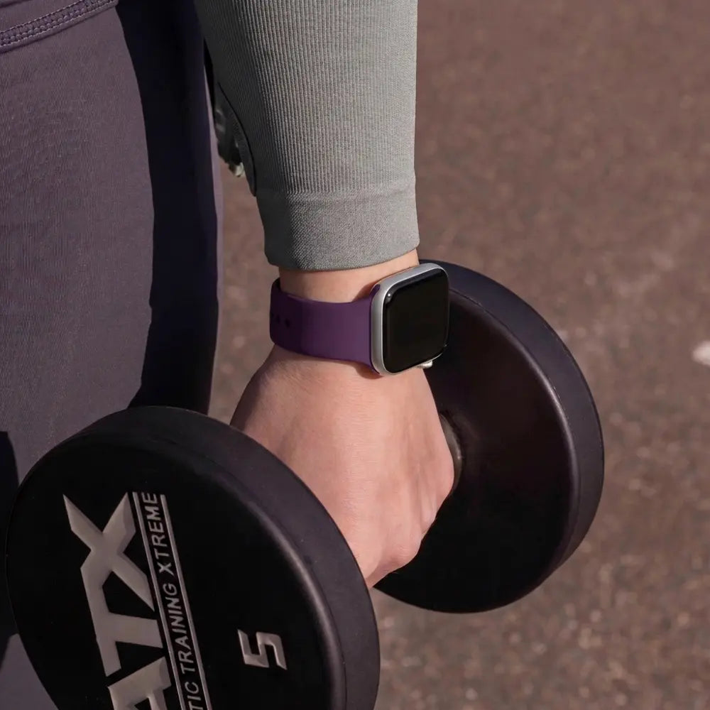 Klasický silikonový řemínek pro Apple Watch — tmavě fialové zapínání s dvojitou smyčkou