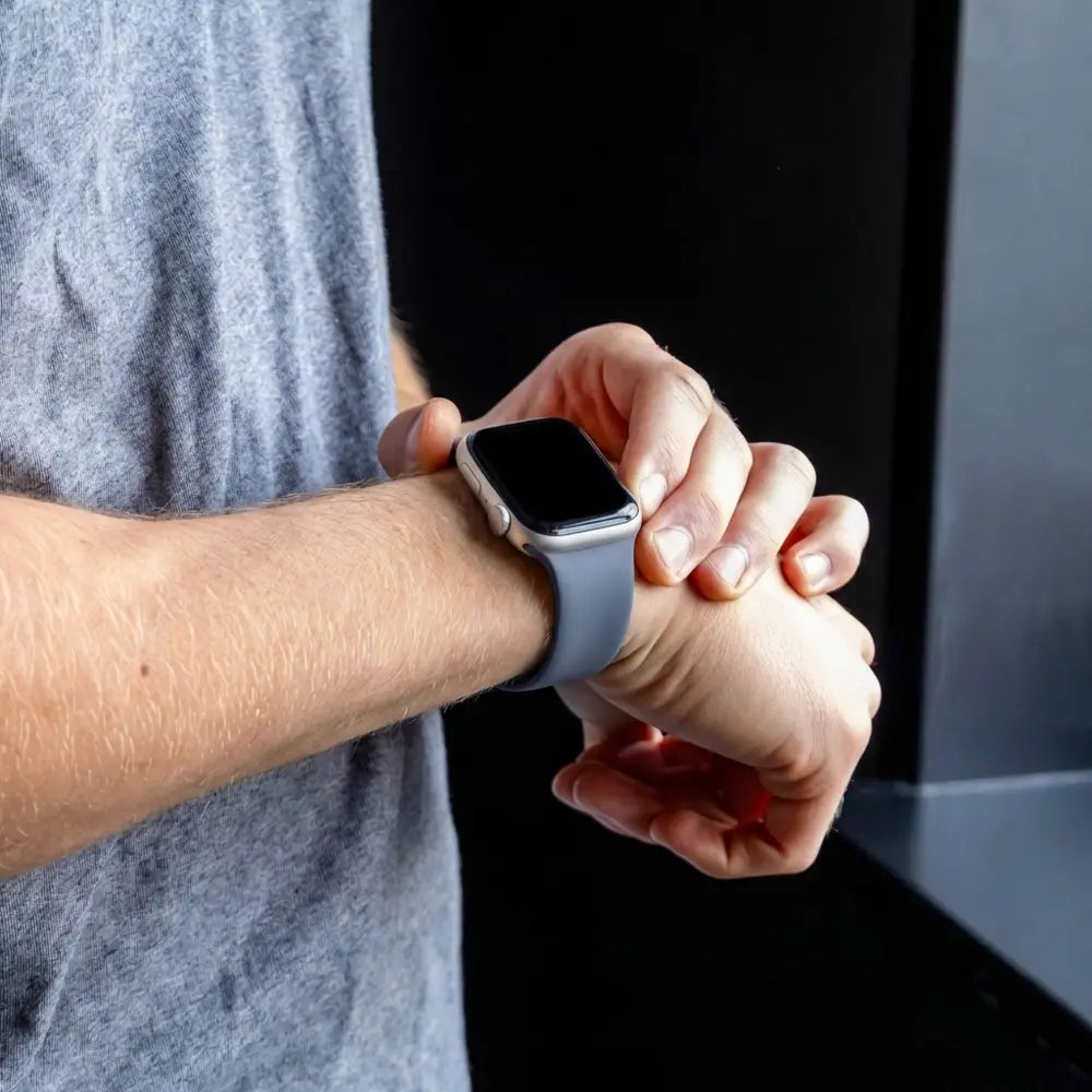 Klasický silikonový řemínek pro Apple Watch — šedomodrý, zapínání s dvojitou smyčkou