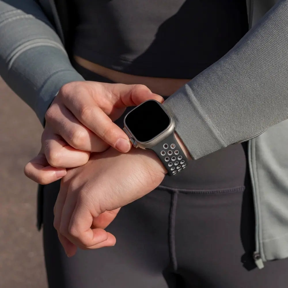 سوار Apple Watch الرياضي — بتصميم باللونين الأسود والرمادي
