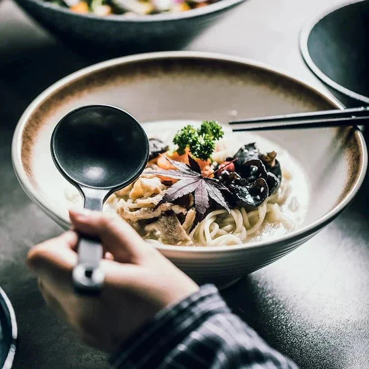 Handgefertigte japanische Keramik-Ramenschüssel aus der Artisan-Kollektion