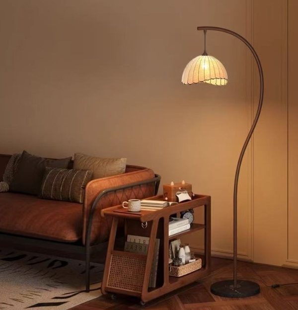 Stojací lampa LUNACURVE ve tvaru písmene S a půlměsíce — sochařská silueta ve vintage stylu, jemné náladové světlo