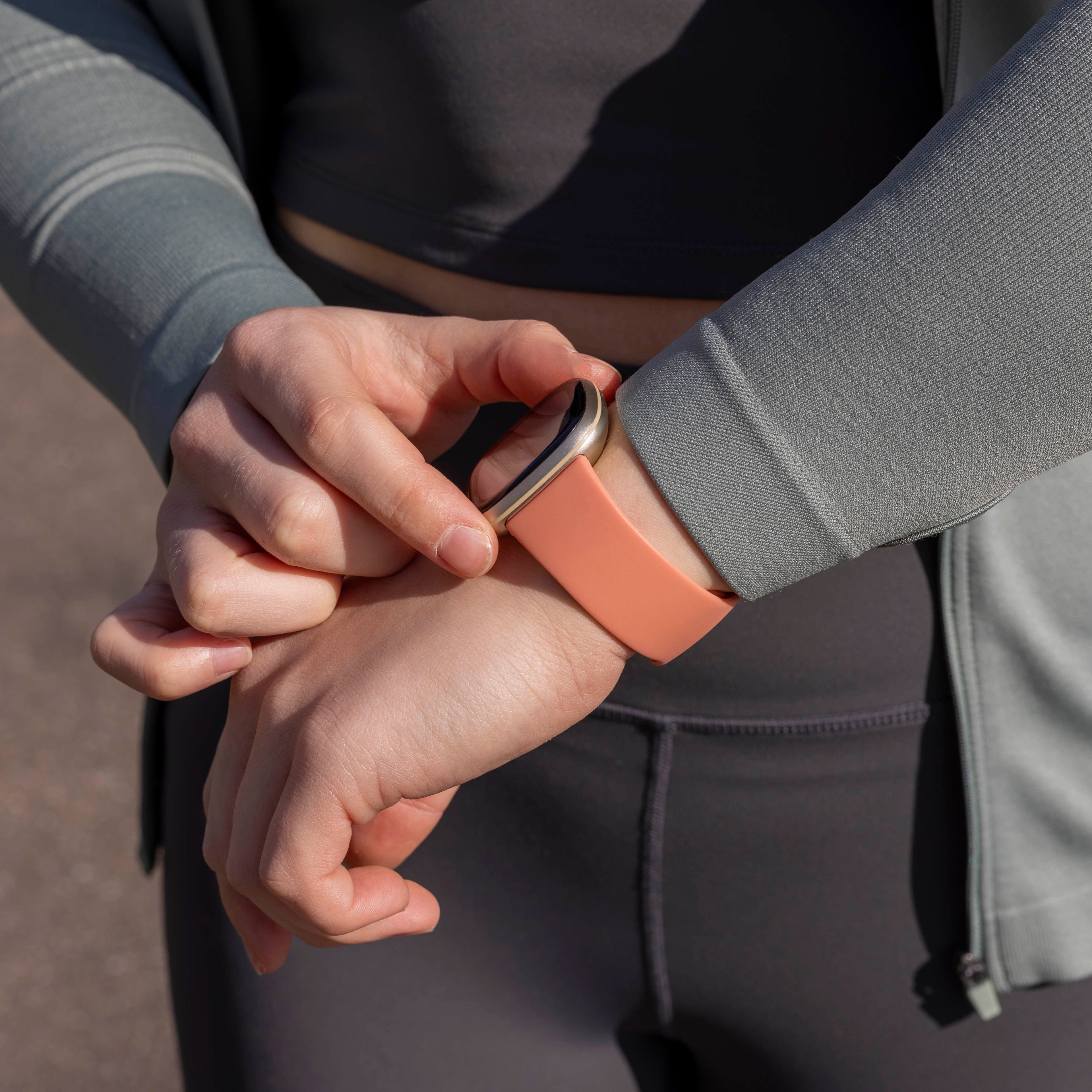 Klasszikus rózsaszín szilikon cserepánt – Fitbit Versa 3