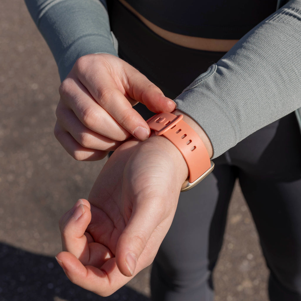 Klasszikus rózsaszín szilikon cserepánt – Fitbit Versa 3