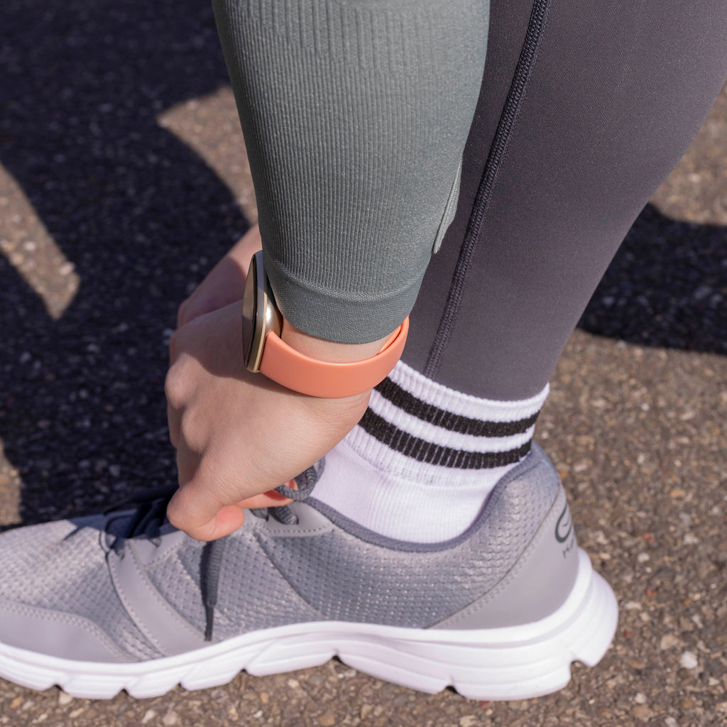 Klasszikus rózsaszín szilikon cserepánt – Fitbit Versa 3