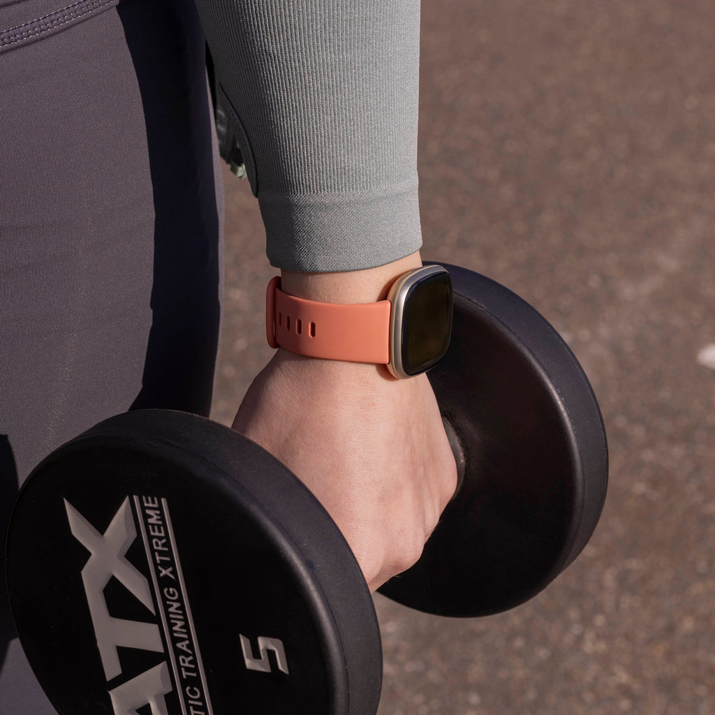 Klasszikus rózsaszín szilikon cserepánt – Fitbit Versa 3
