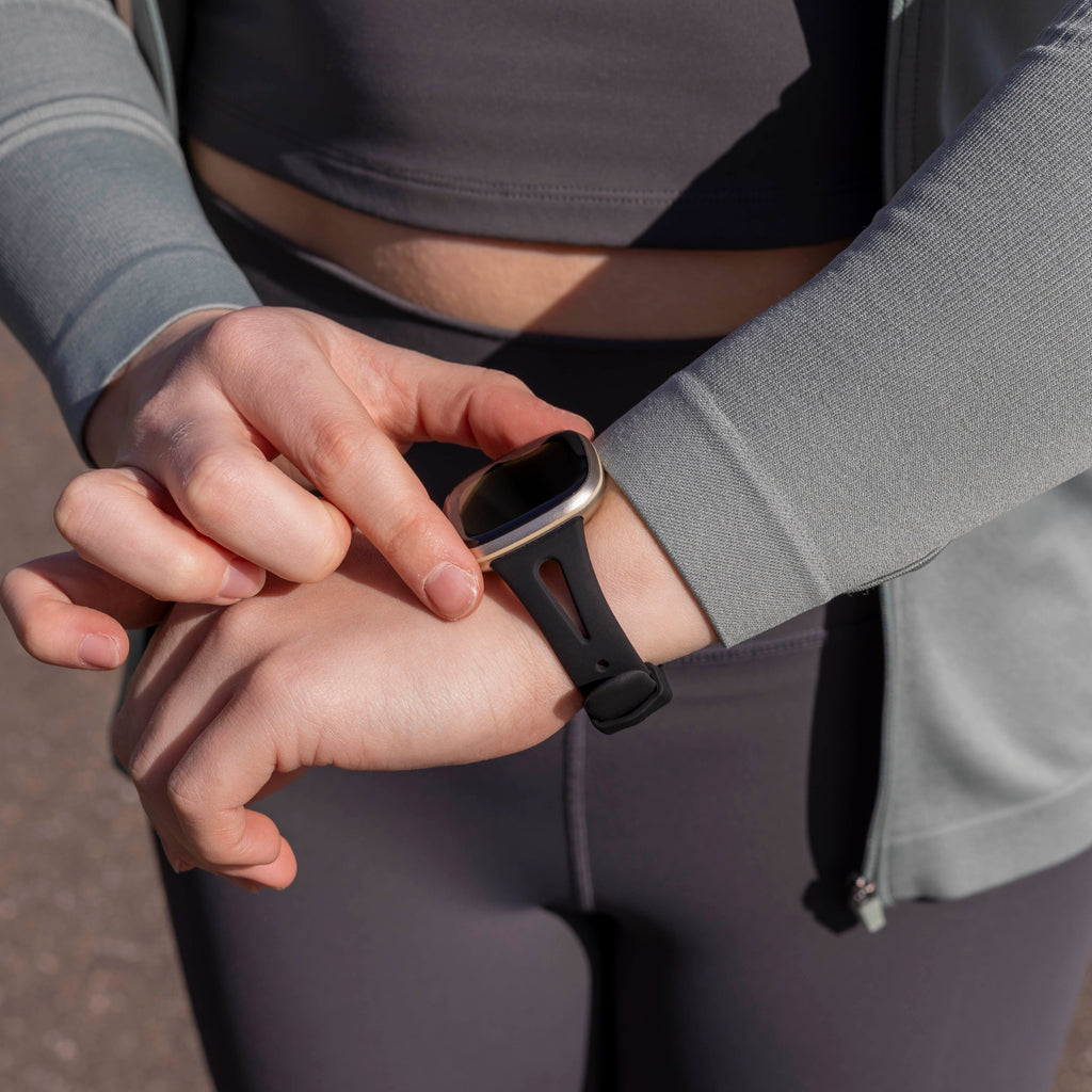 Náhradní řemínek k hodinkám Fitbit Versa 4 z prémiového silikonu — flexibilní černý řemínek