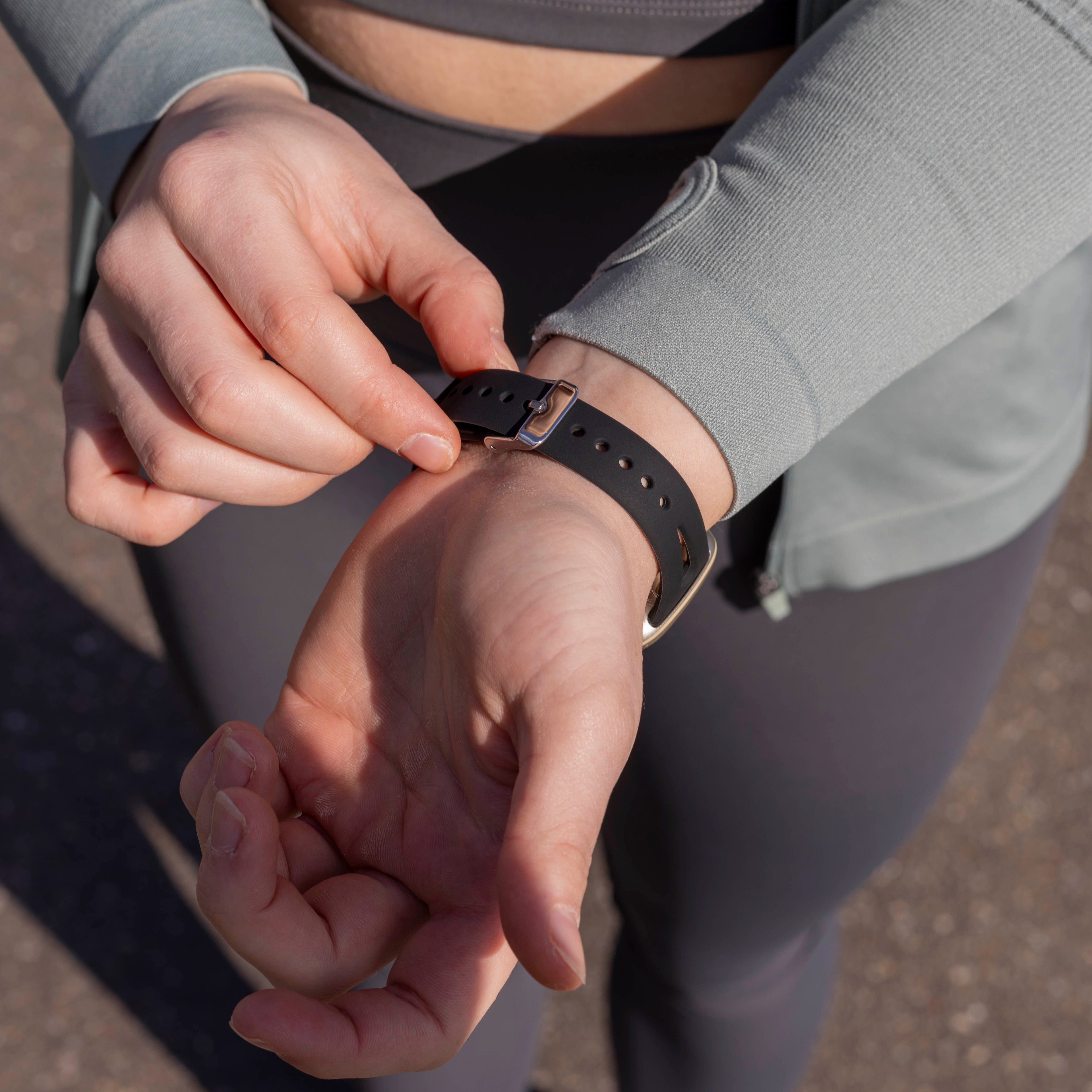 Náhradní řemínek k hodinkám Fitbit Versa 4 z prémiového silikonu — flexibilní černý řemínek