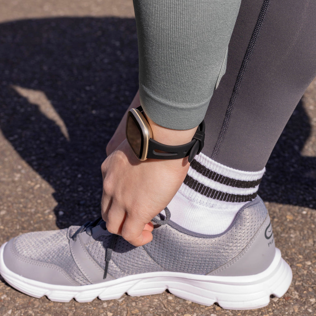 Náhradní řemínek k hodinkám Fitbit Versa 4 z prémiového silikonu — flexibilní černý řemínek