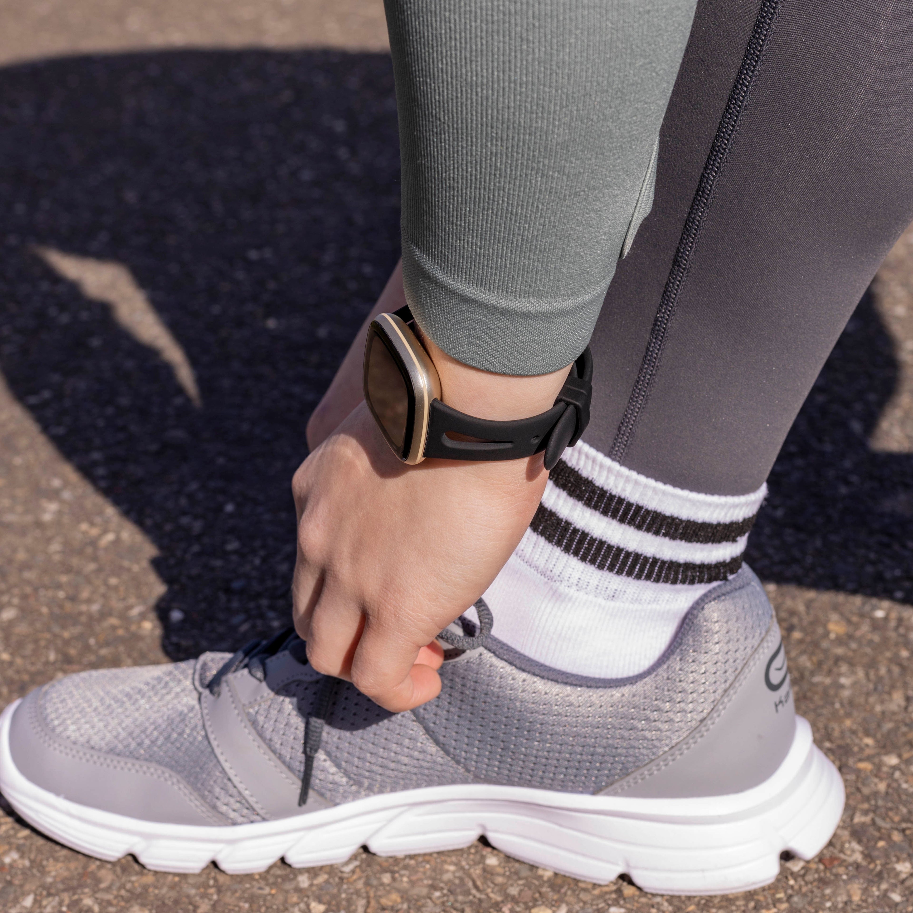 Náhradní řemínek k hodinkám Fitbit Versa 4 z prémiového silikonu — flexibilní černý řemínek