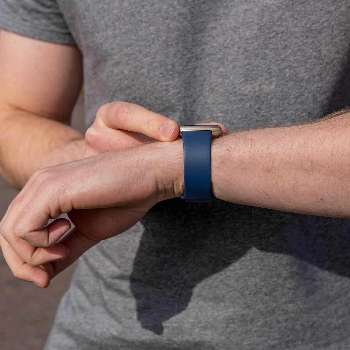 Cinturino per Fitbit Versa 3 — classico cinturino in silicone blu scuro