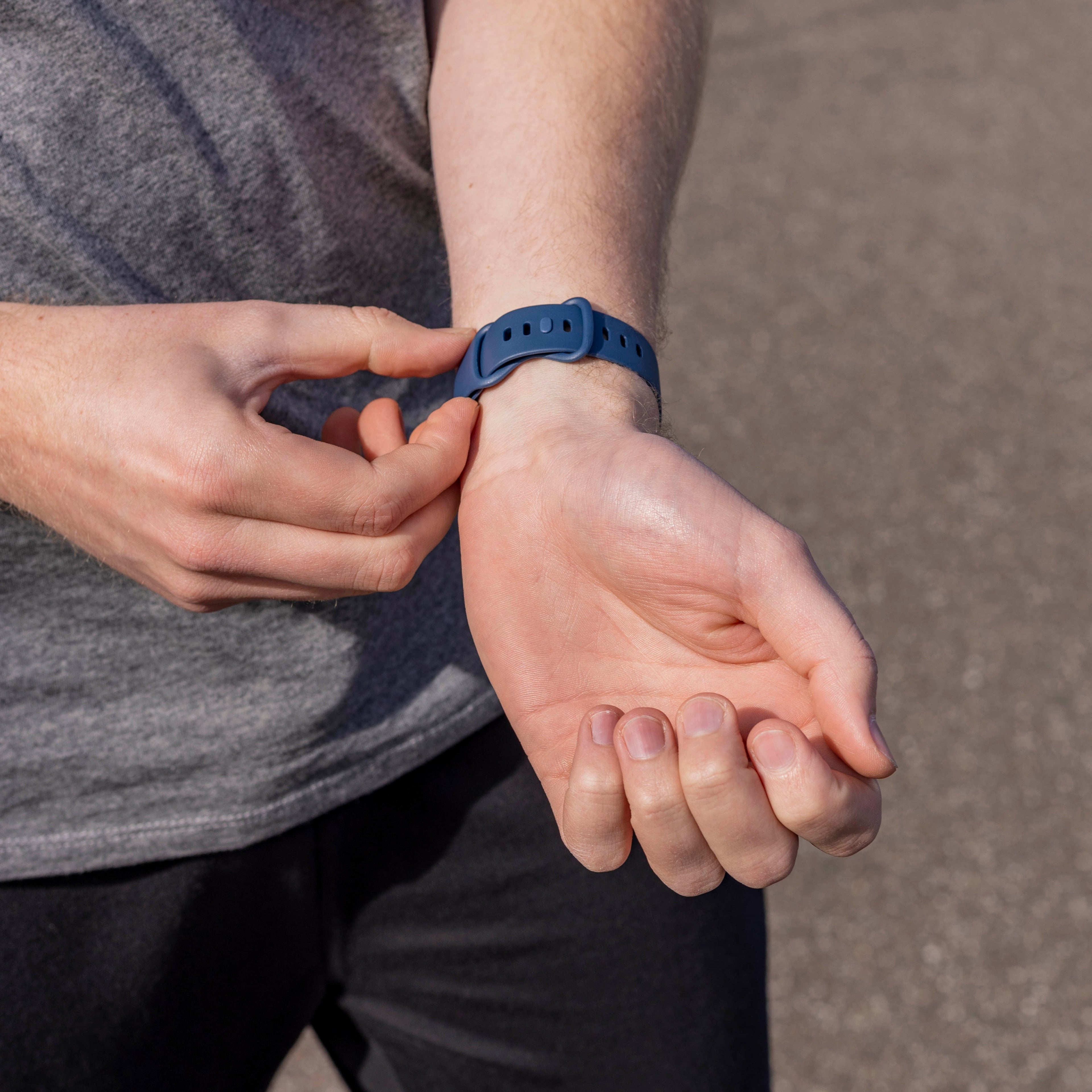 Cinturino per Fitbit Versa 3 — classico cinturino in silicone blu scuro