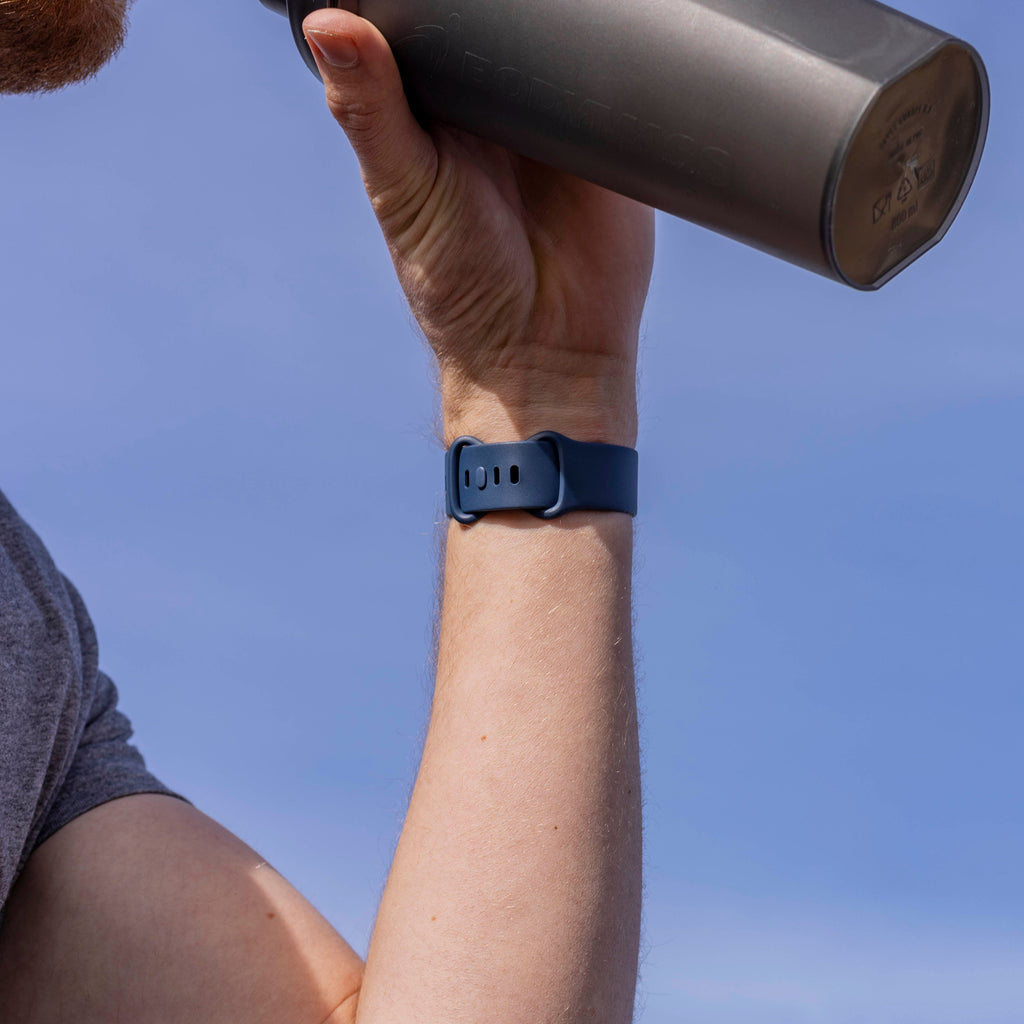 Cinturino per Fitbit Versa 3 — classico cinturino in silicone blu scuro