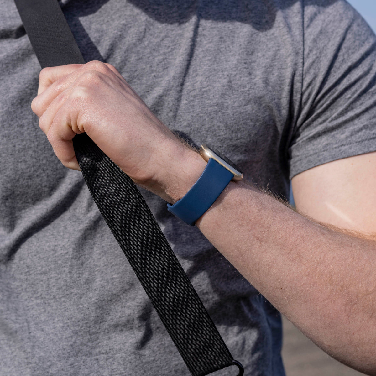 Cinturino per Fitbit Versa 3 — classico cinturino in silicone blu scuro