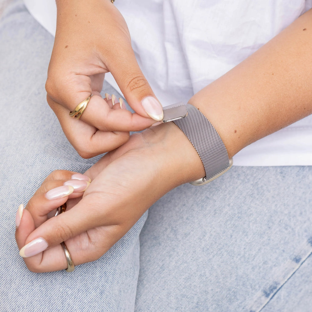 Edice Silver Finish s milánským řemínkem pro Fitbit Versa 4 — magnetická spona