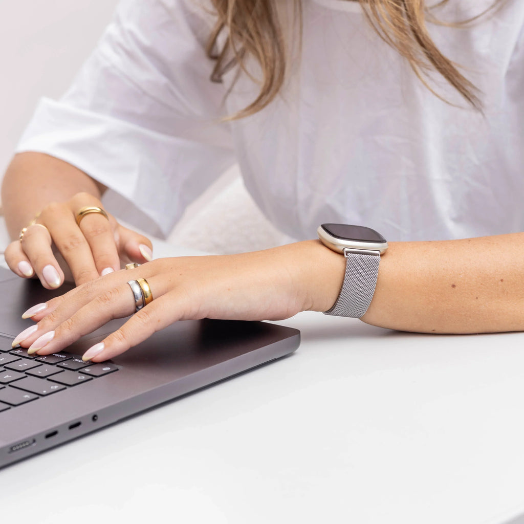 Edice Silver Finish s milánským řemínkem pro Fitbit Versa 4 — magnetická spona