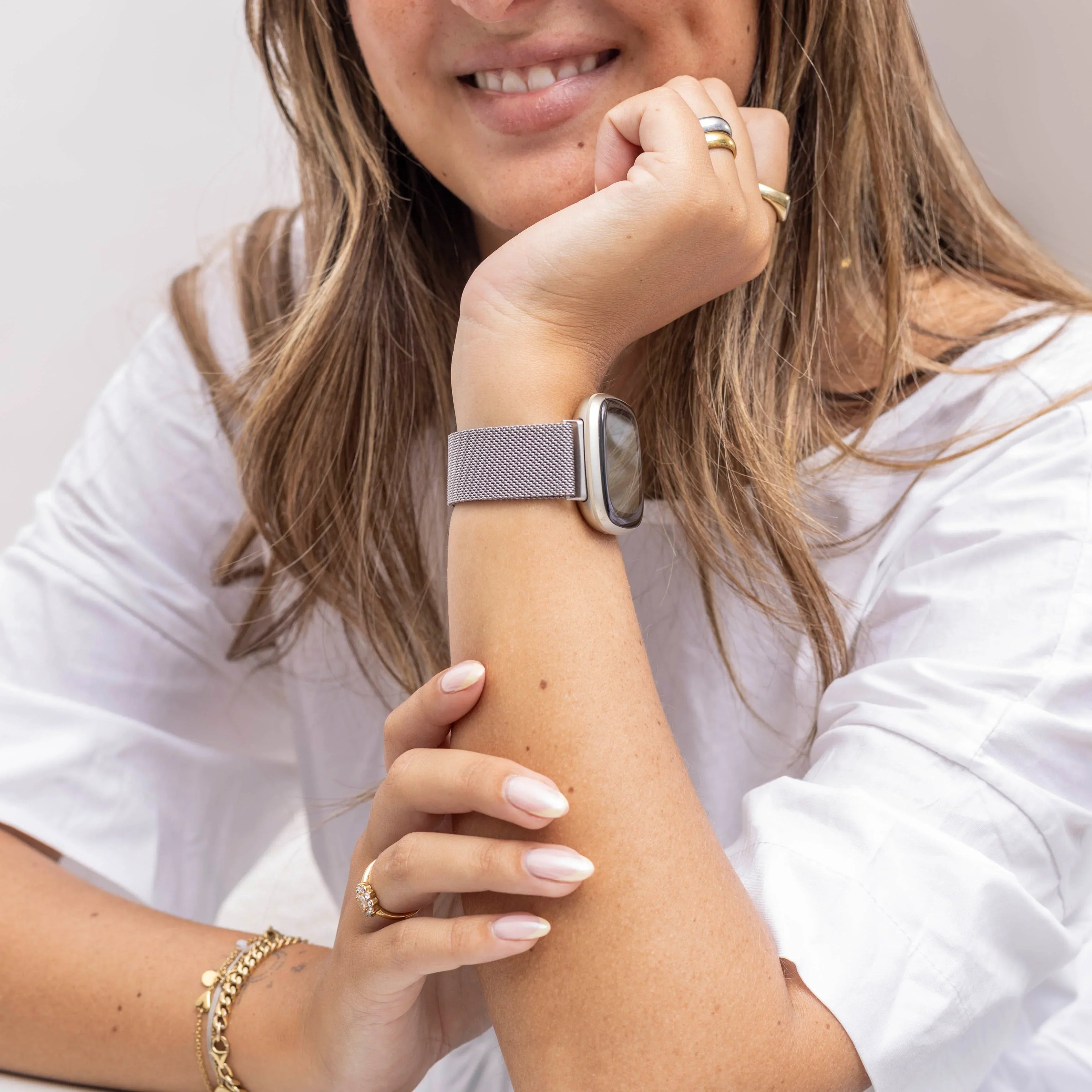 Edice Silver Finish s milánským řemínkem pro Fitbit Versa 4 — magnetická spona