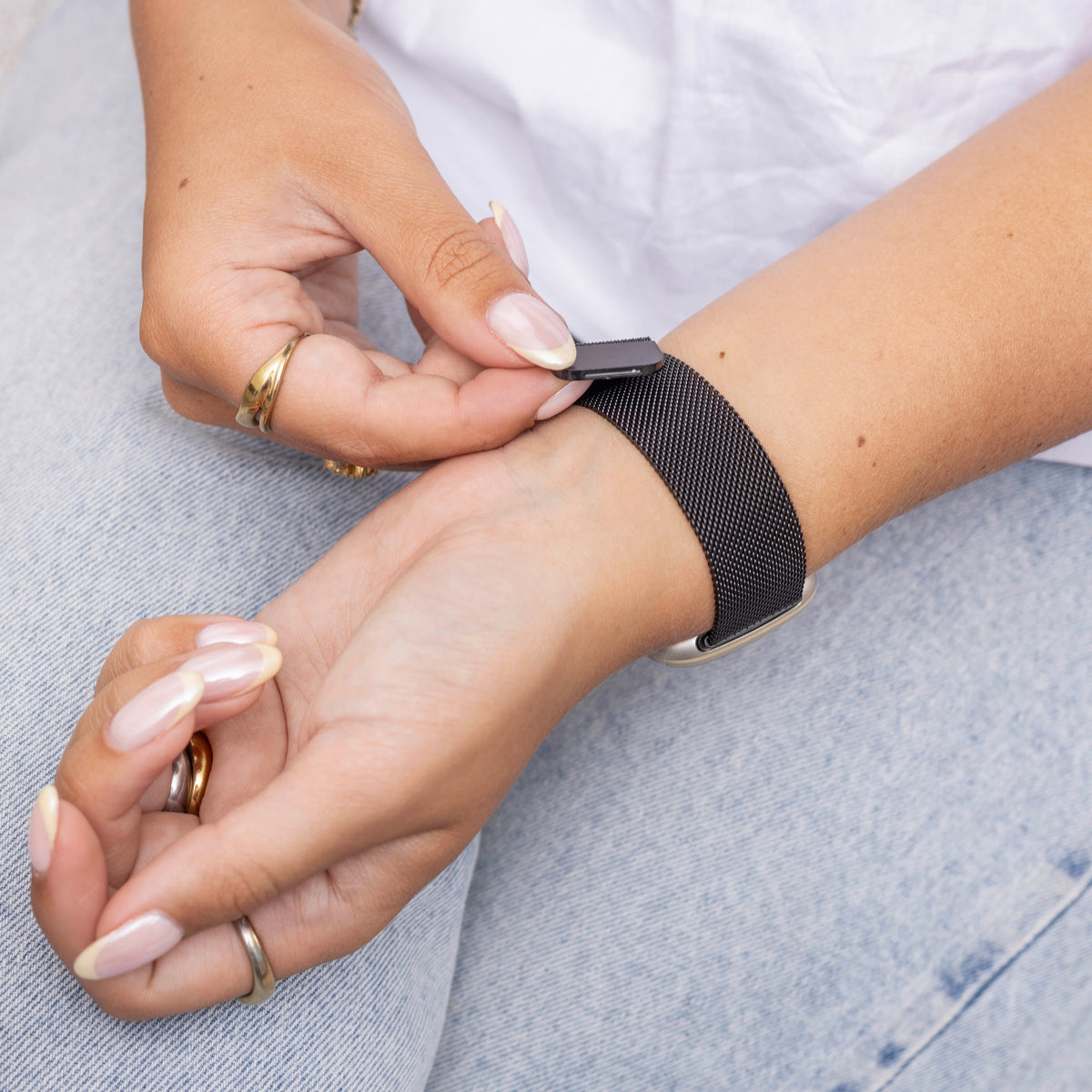 Bracelete Milanesa Preta — Fecho Magnético para Fitbit Sense