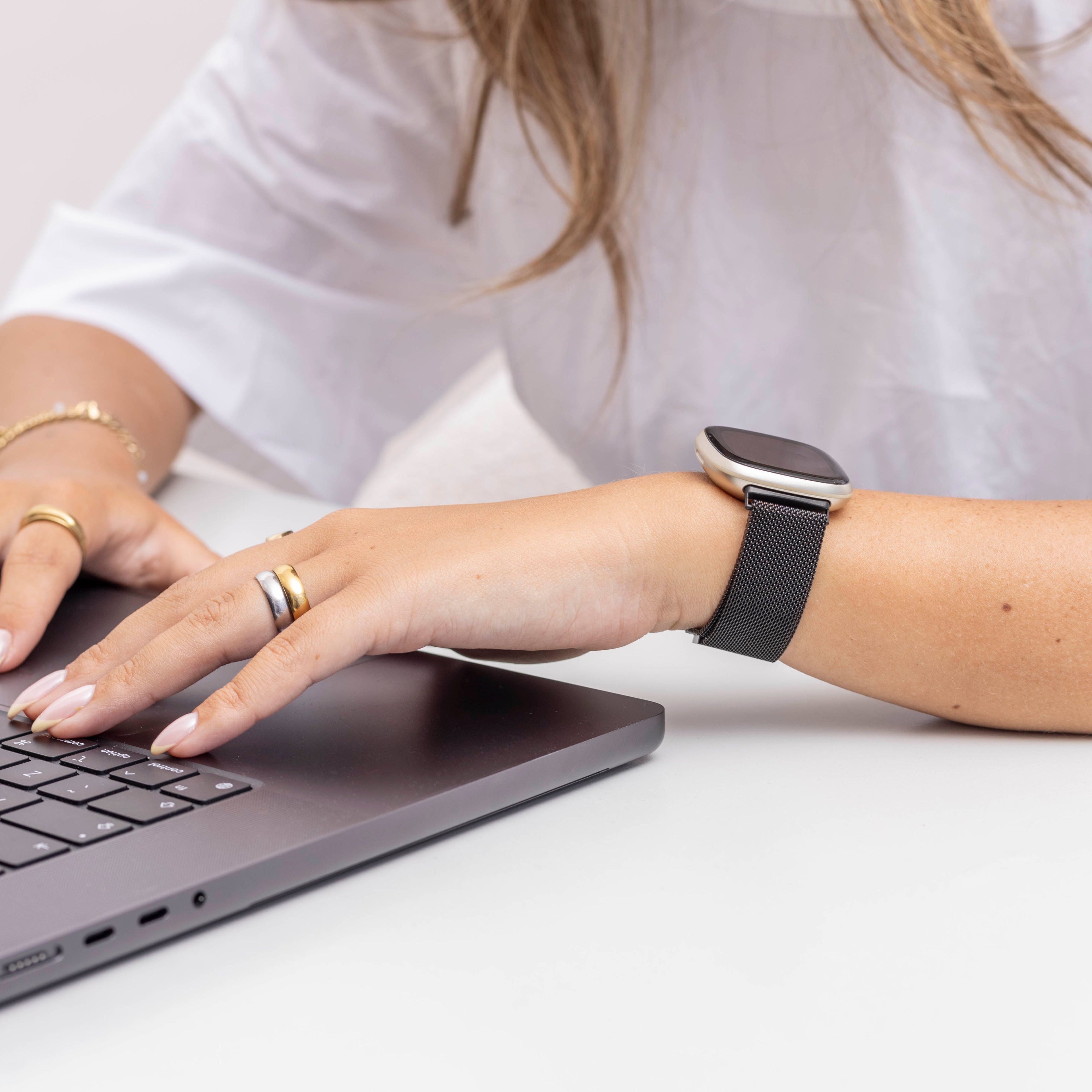 Bracelete Milanesa Preta — Fecho Magnético para Fitbit Sense