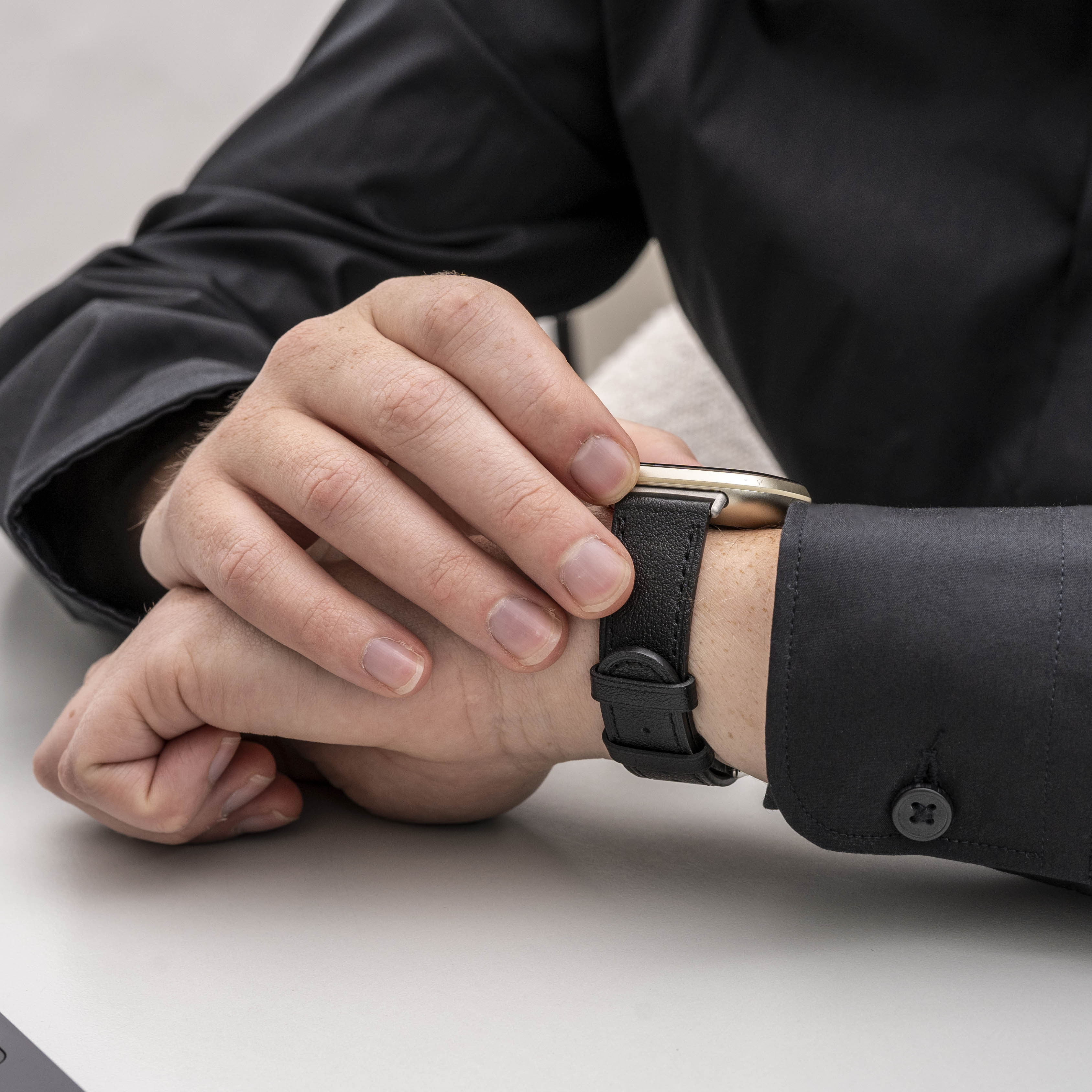 Fitbit Versa 3 glat sort læderrem — erstatningsrem