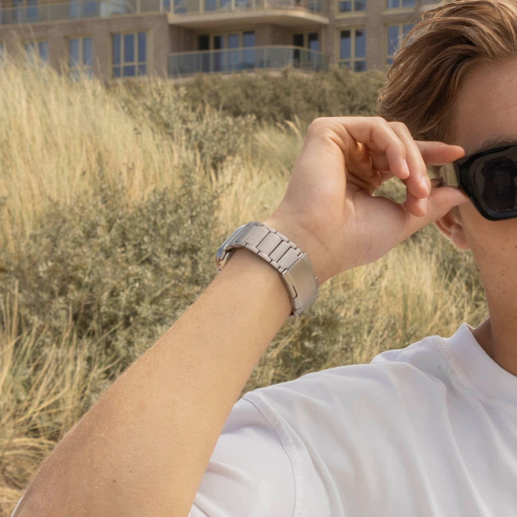 Stříbrný titanový řemínek kompatibilní s Apple Watch