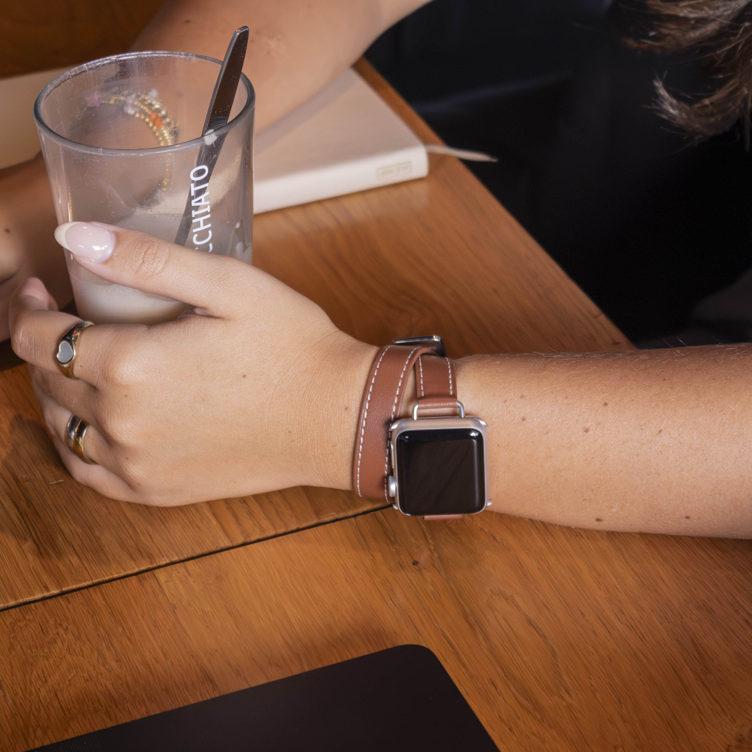 Apple-Watch-Doppelarmband — echtes Leder, kräftiges Braun
