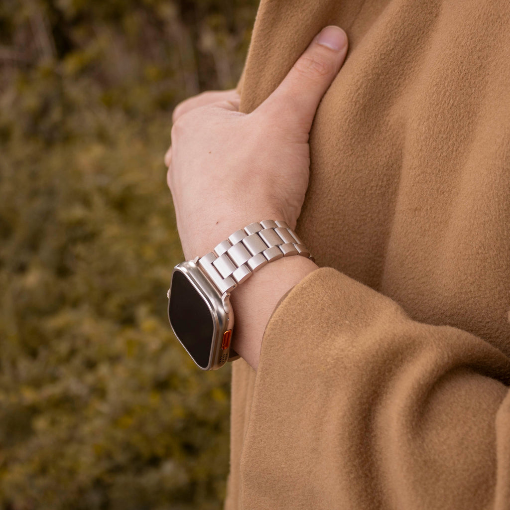 Ocelový řemínek pro Apple Watch v barvě Starlight — propojené články, bezpečná skládací spona