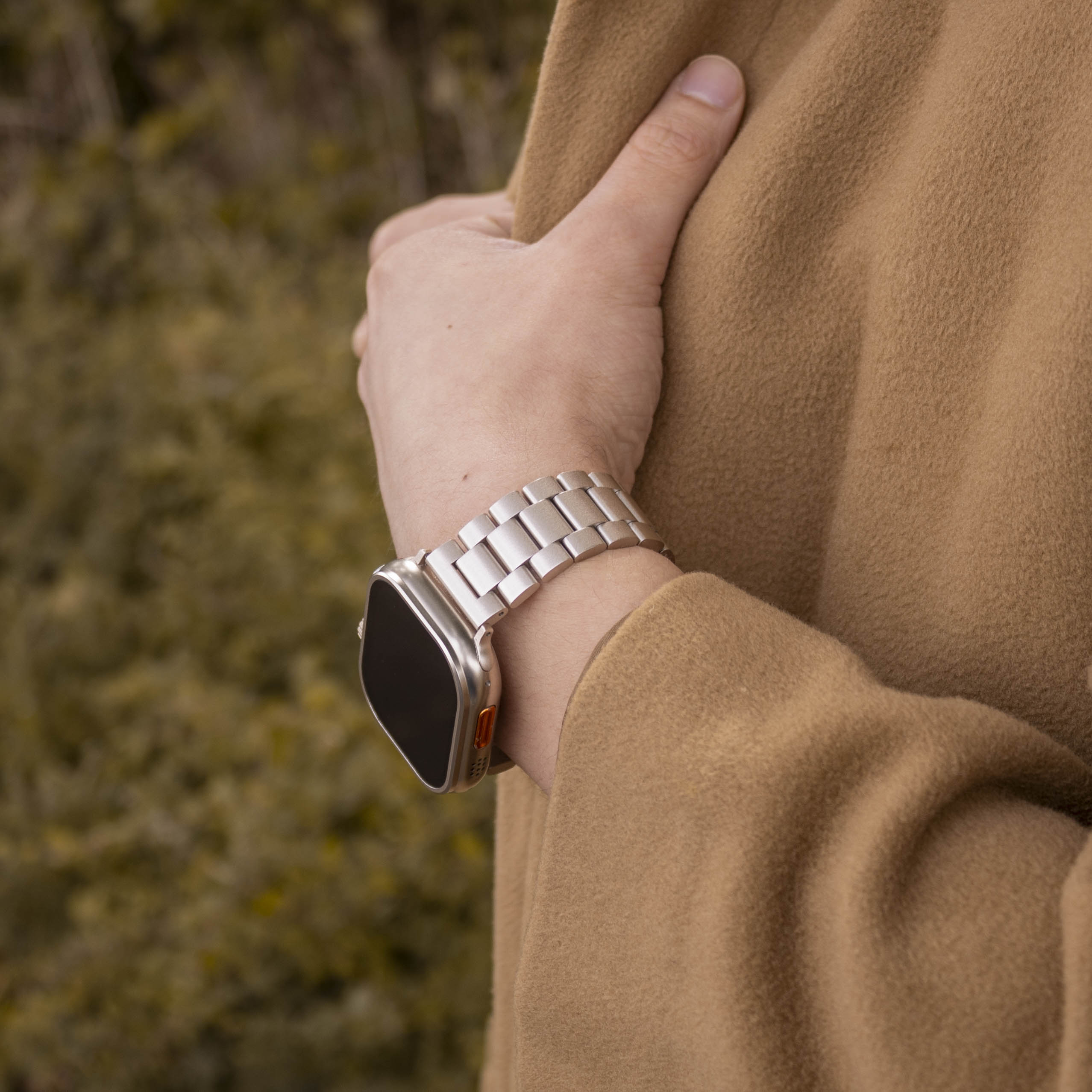 Ocelový řemínek pro Apple Watch v barvě Starlight — propojené články, bezpečná skládací spona