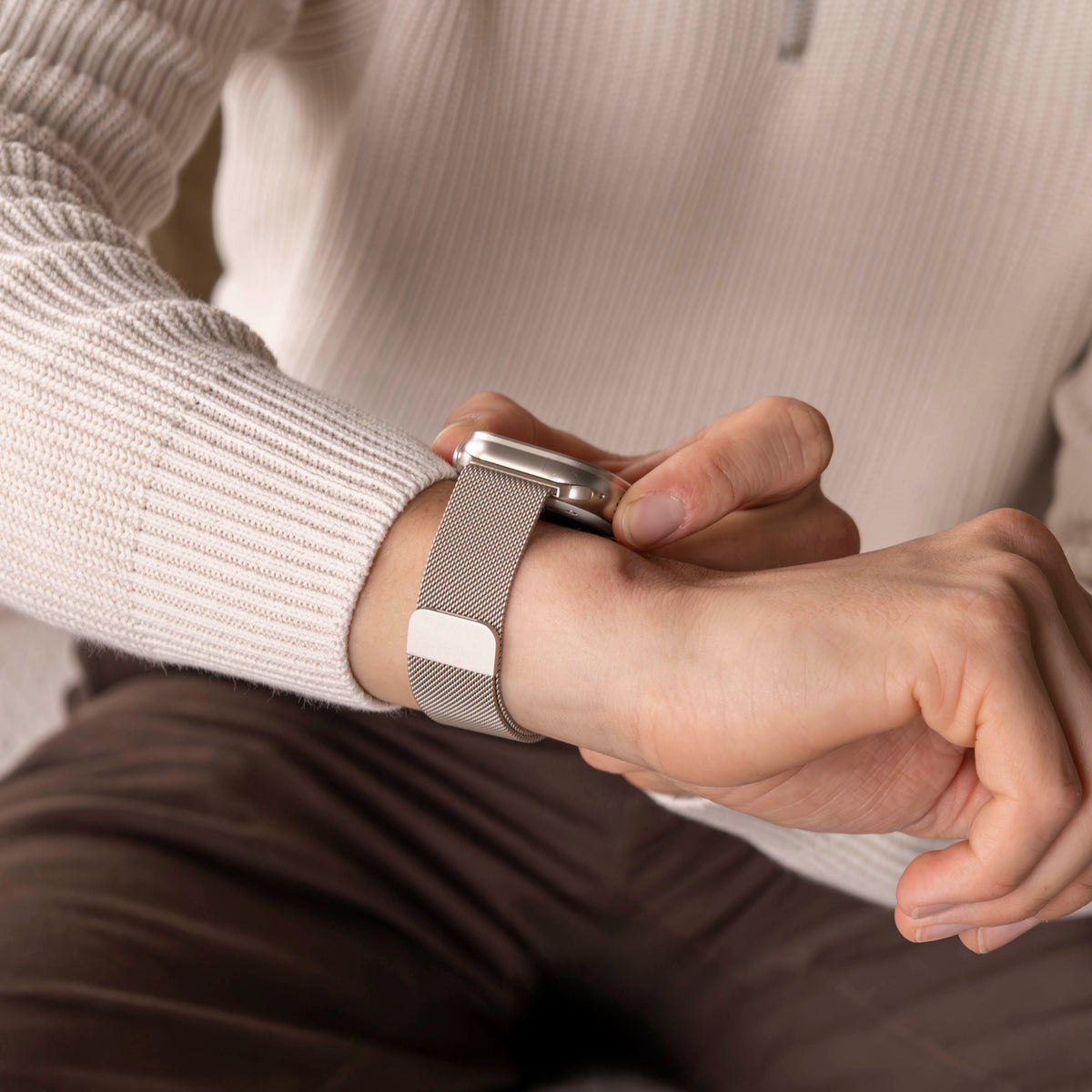 Milanese řemínek Starlight pro Apple Watch — magnetické zapínání