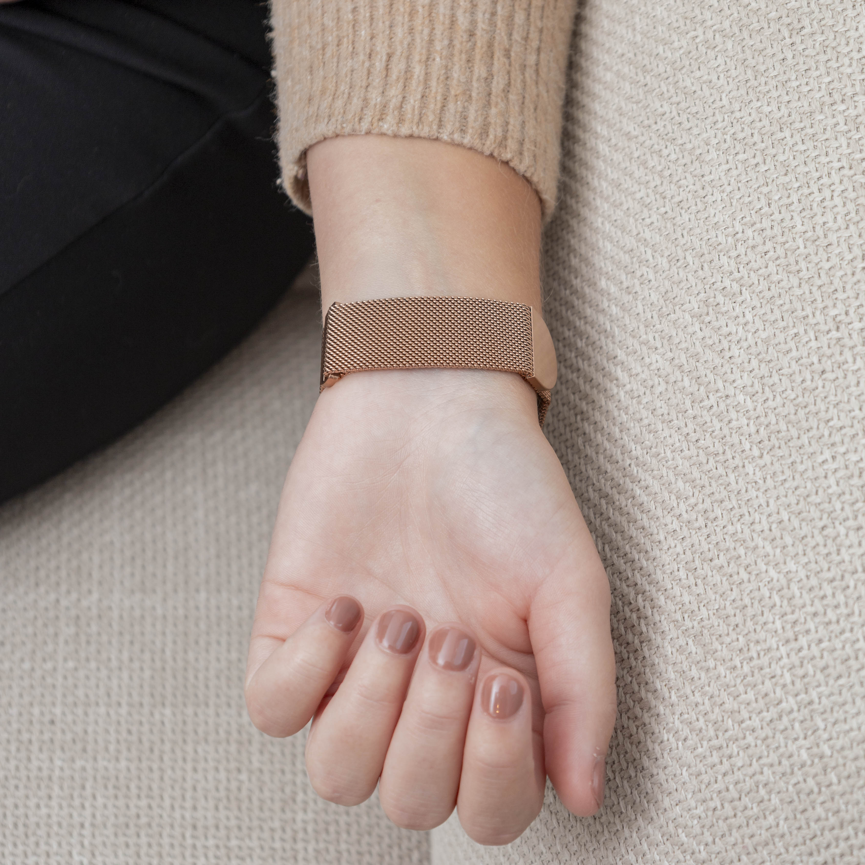 Fitbit Versa 4 s milánským řemínkem v růžově zlaté barvě