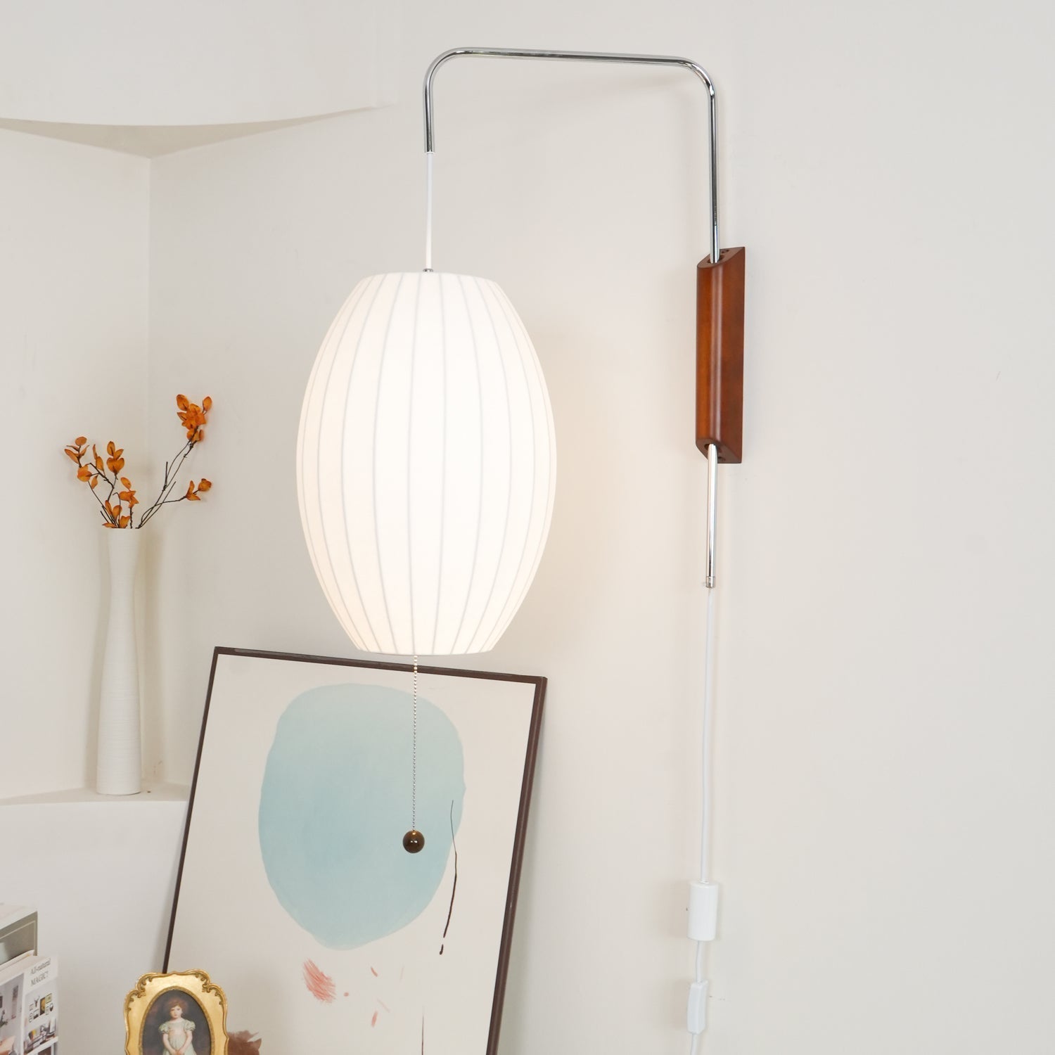 Nástěnná lampa z ořechového dřeva a bílé barvy s hedvábným stínidlem pro obývací pokoj a ložnici