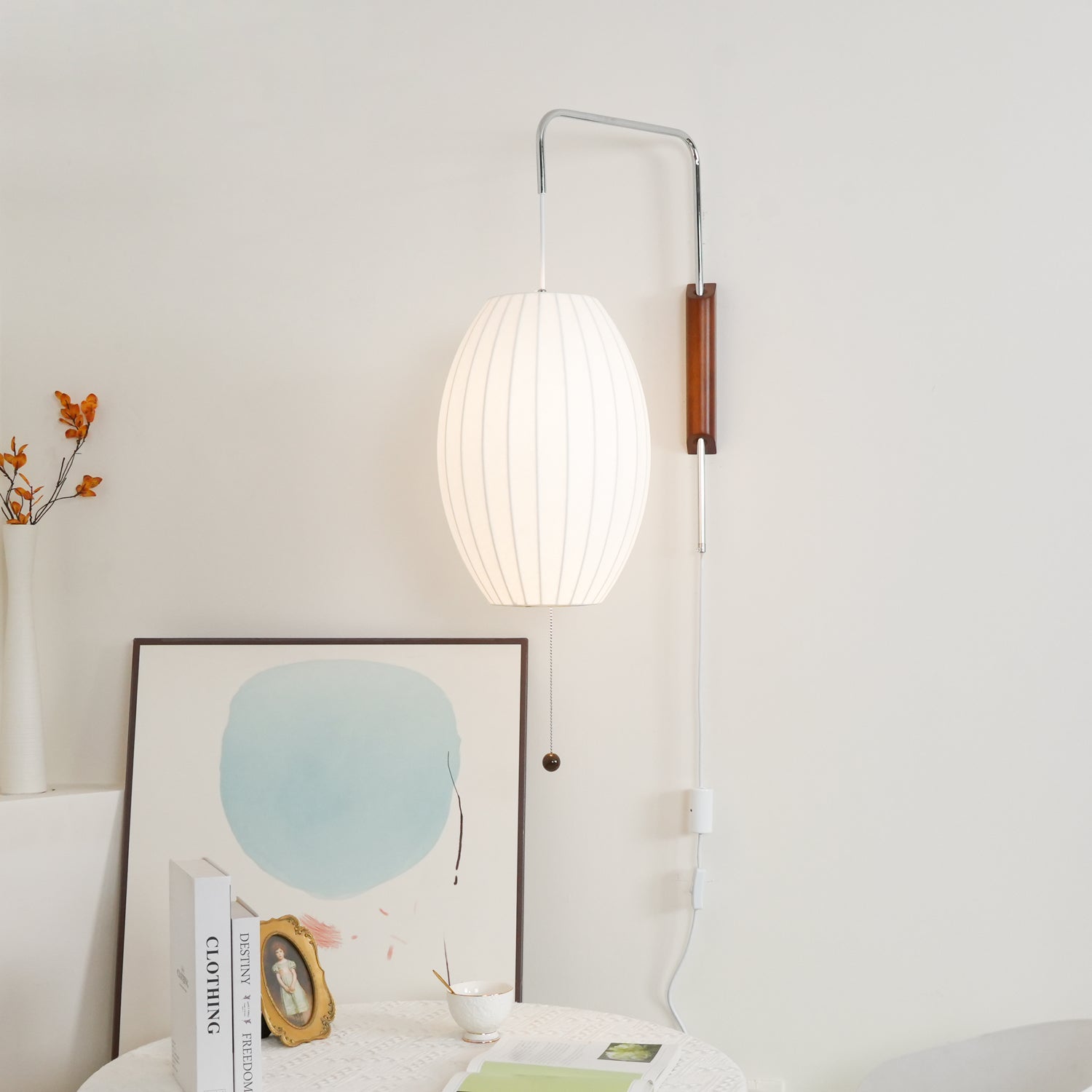 Nástěnná lampa z ořechového dřeva a bílé barvy s hedvábným stínidlem pro obývací pokoj a ložnici