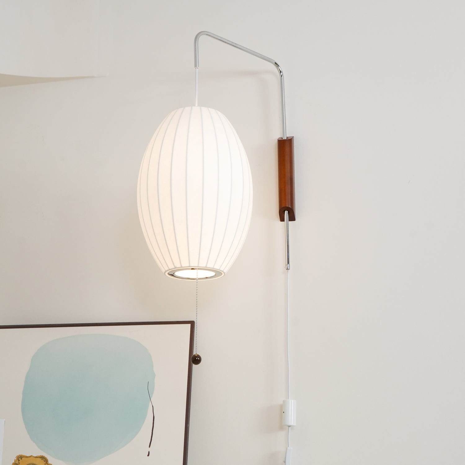Nástěnná lampa z ořechového dřeva a bílé barvy s hedvábným stínidlem pro obývací pokoj a ložnici