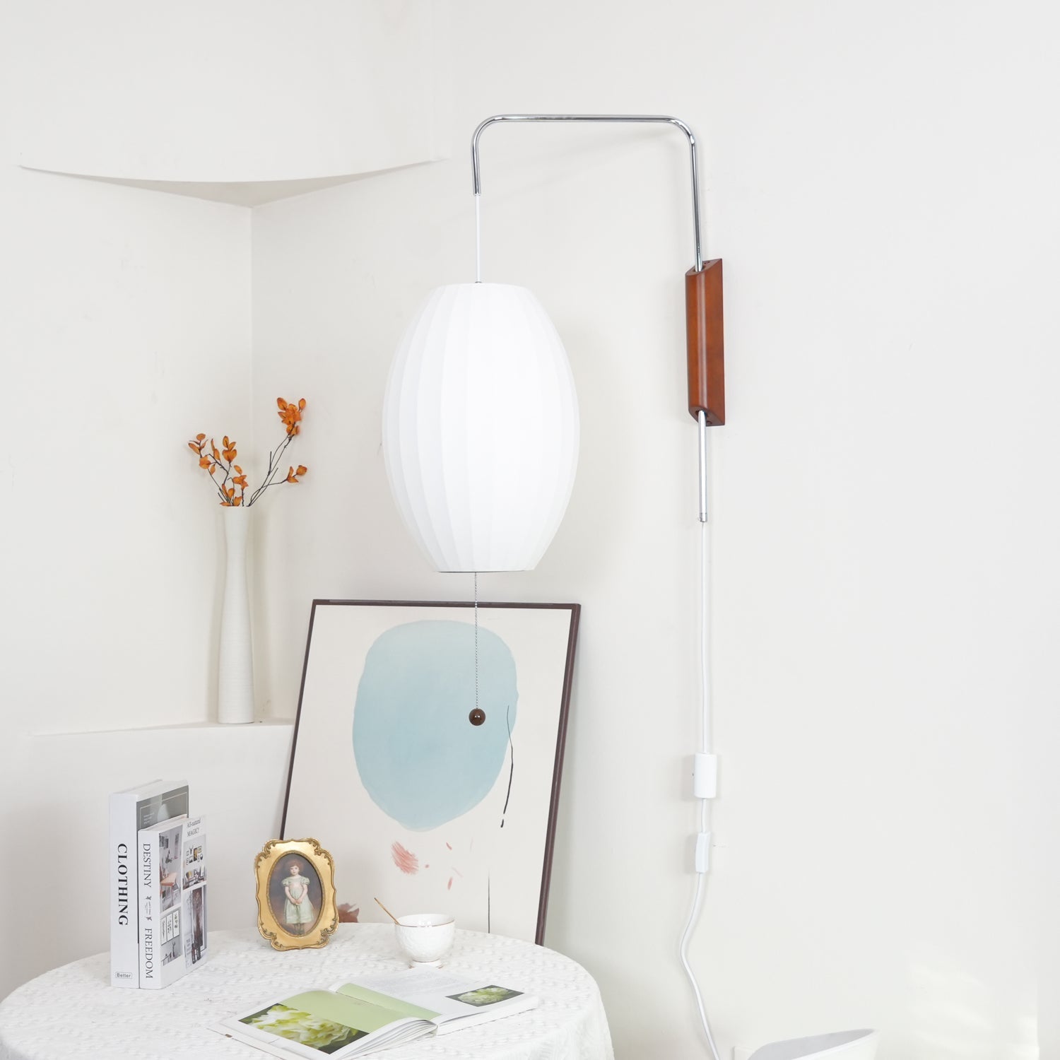 Nástěnná lampa z ořechového dřeva a bílé barvy s hedvábným stínidlem pro obývací pokoj a ložnici