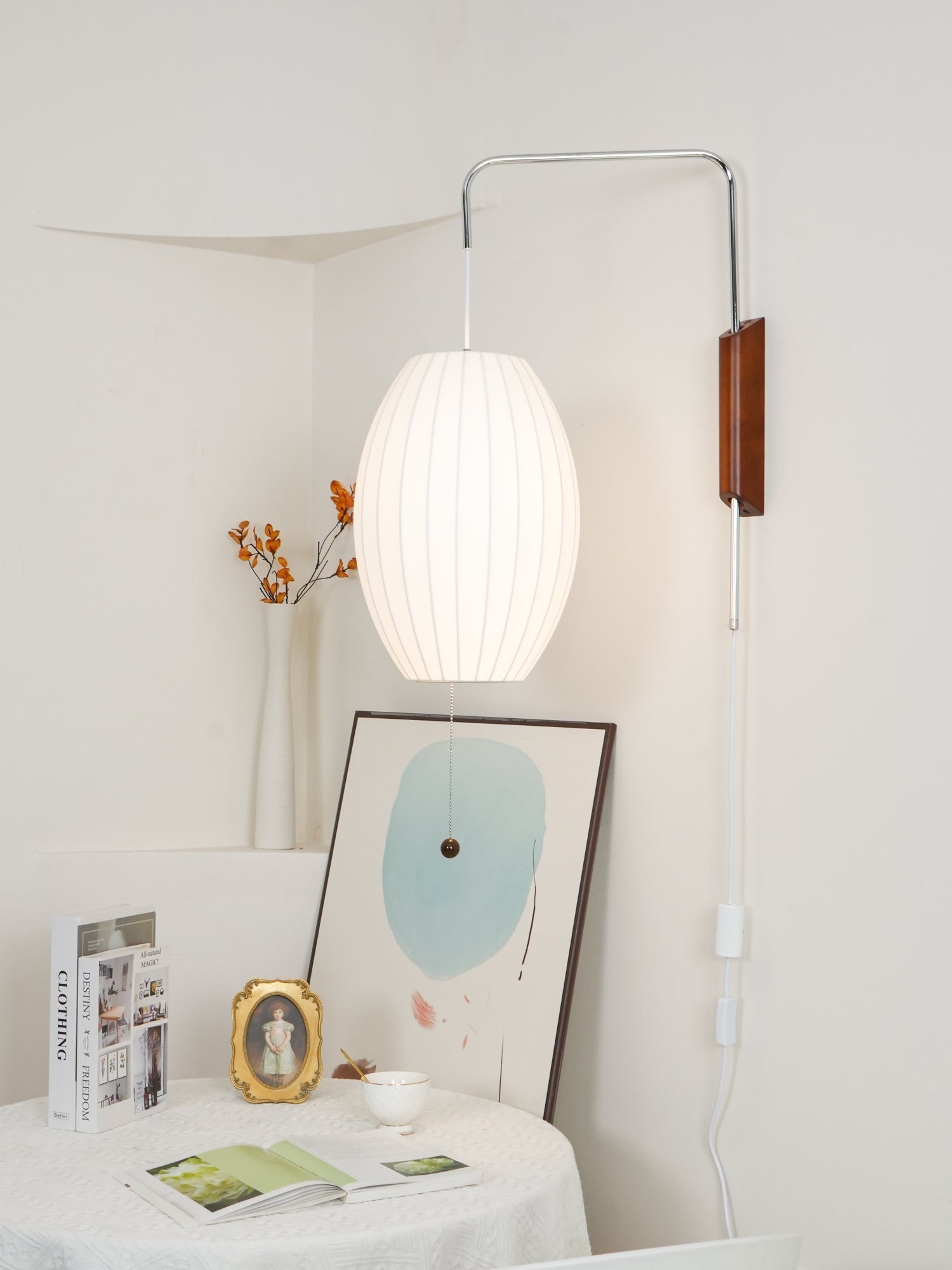 Nástěnná lampa z ořechového dřeva a bílé barvy s hedvábným stínidlem pro obývací pokoj a ložnici