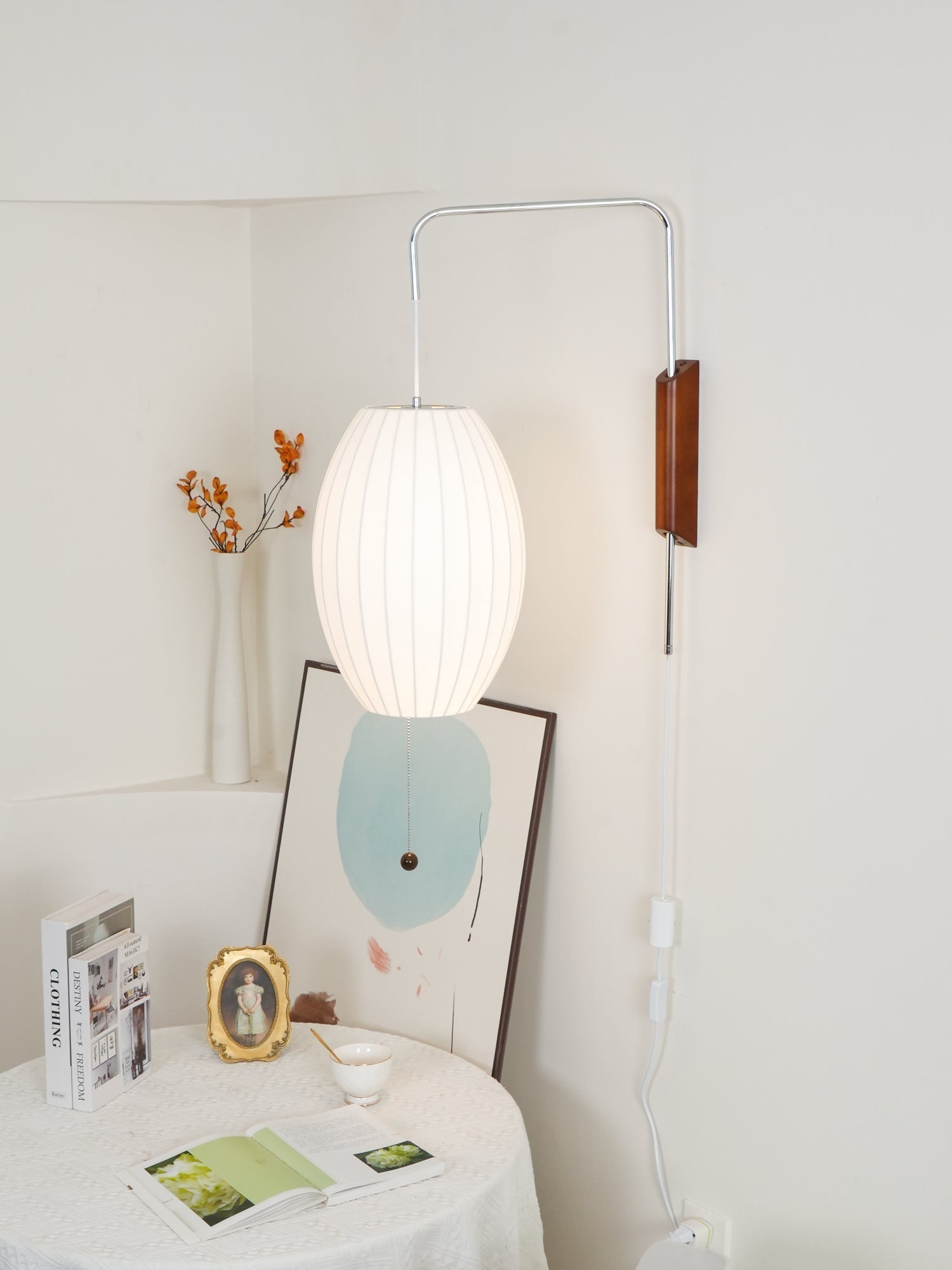 Nástěnná lampa z ořechového dřeva a bílé barvy s hedvábným stínidlem pro obývací pokoj a ložnici
