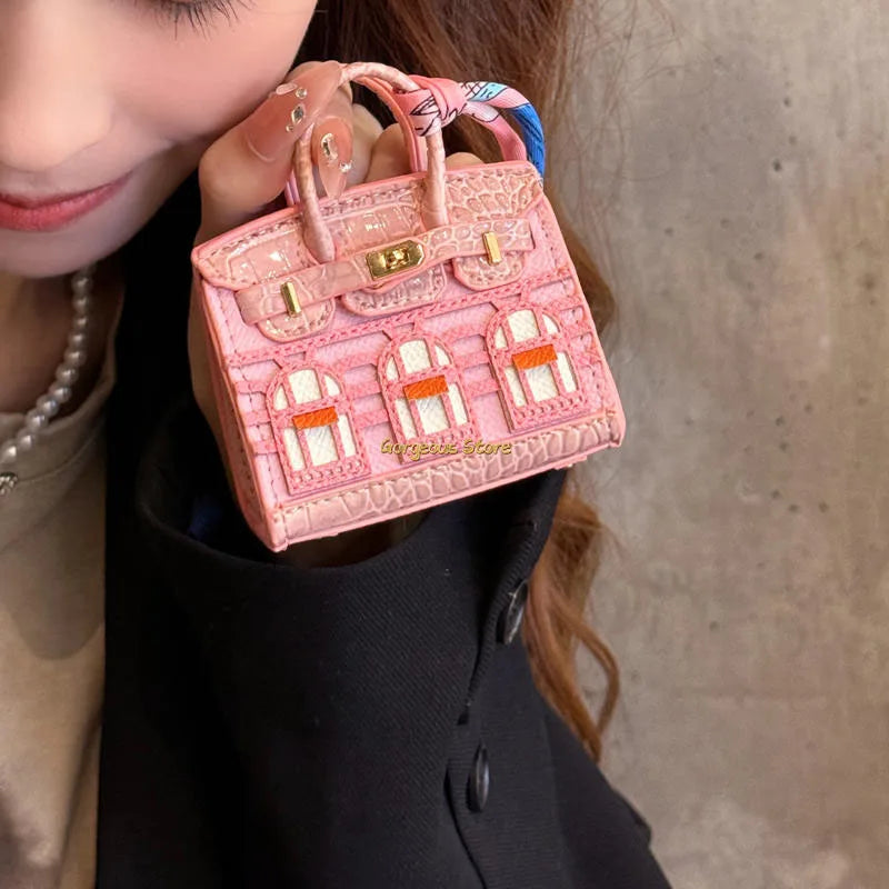 Birkin ihlette medál — miniatűr függő kiegészítő, platina hatású részlet