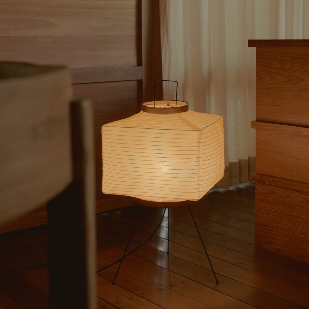 Stojací lampa Akari z rýžového papíru s geometrickým japonským designem, bílá