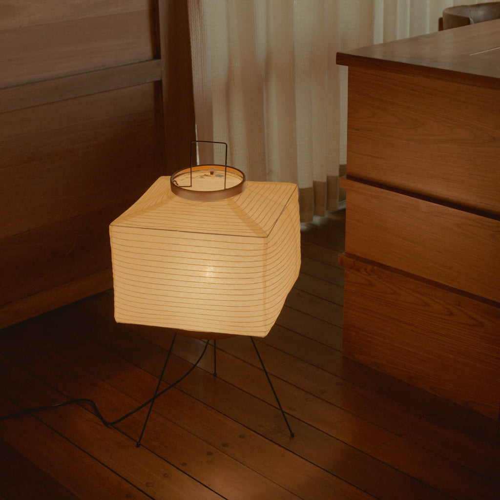 Stojací lampa Akari z rýžového papíru s geometrickým japonským designem, bílá