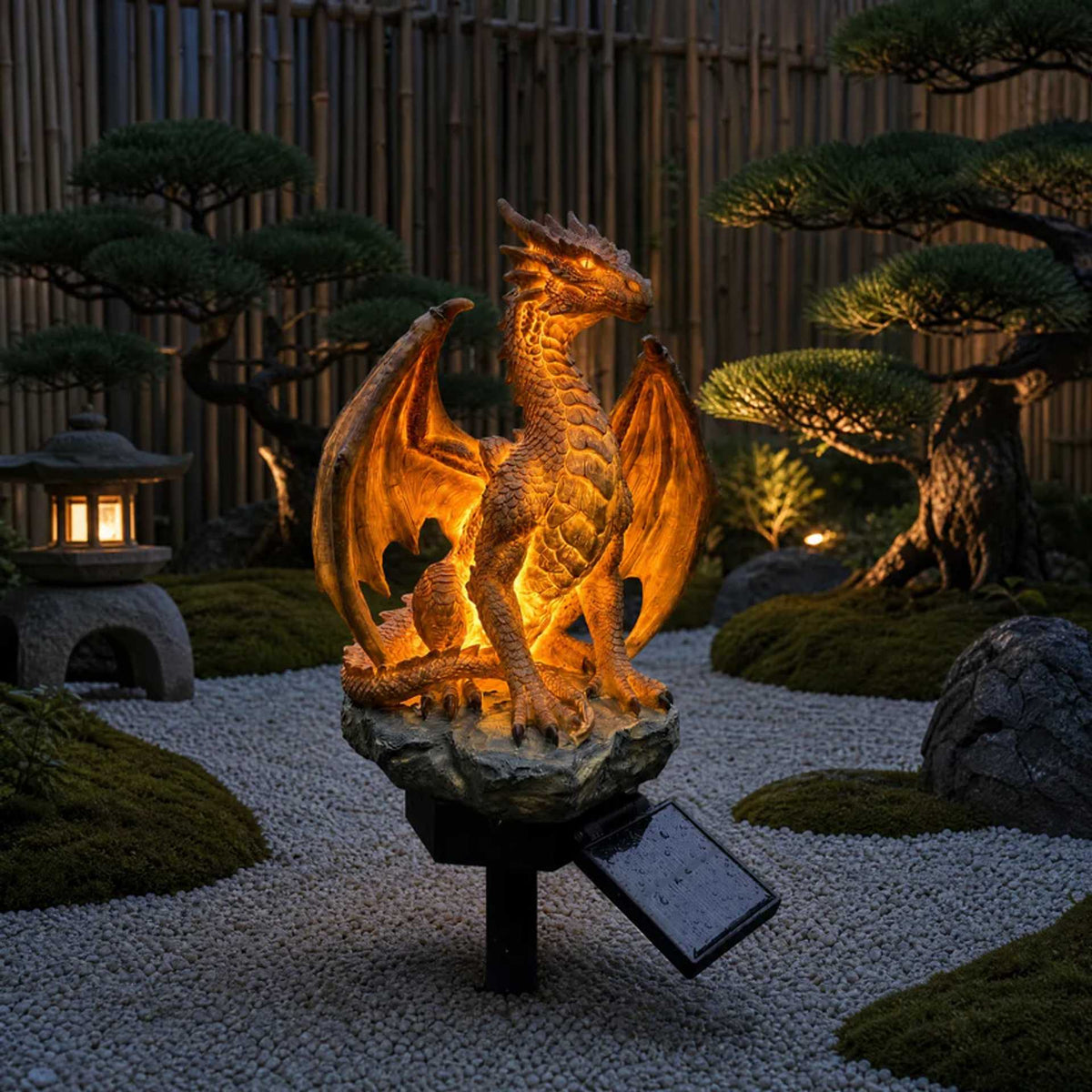 DRAGONORA gyllene solcellsdriven draklampa för trädgården — Skulptural dekor med glödande kolskimmer