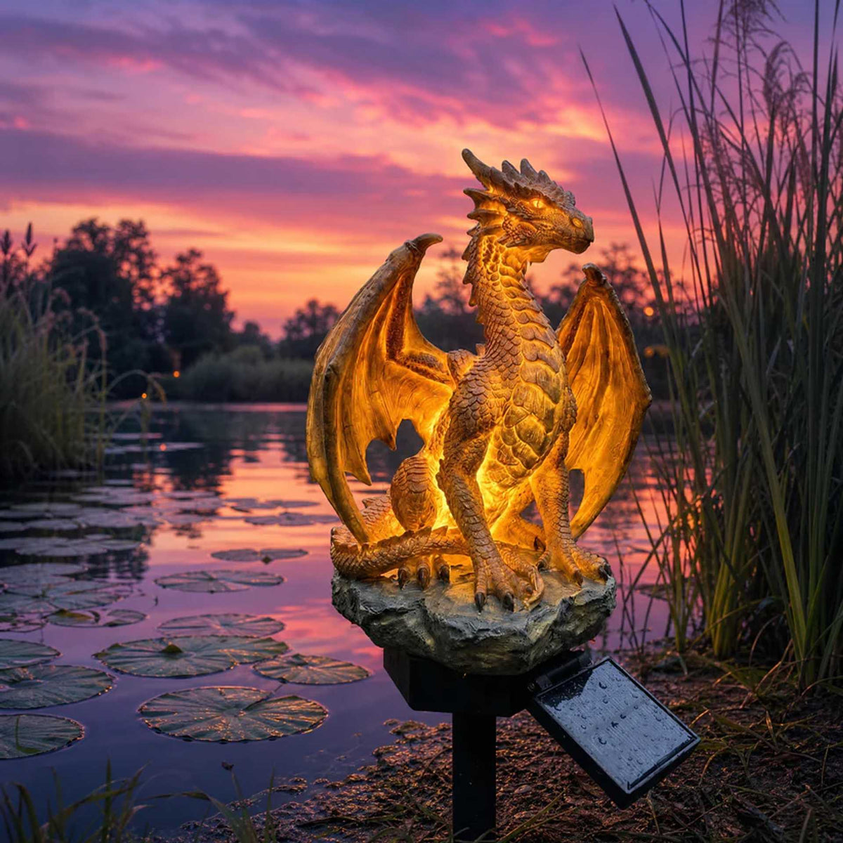 DRAGONORA gyllene solcellsdriven draklampa för trädgården — Skulptural dekor med glödande kolskimmer