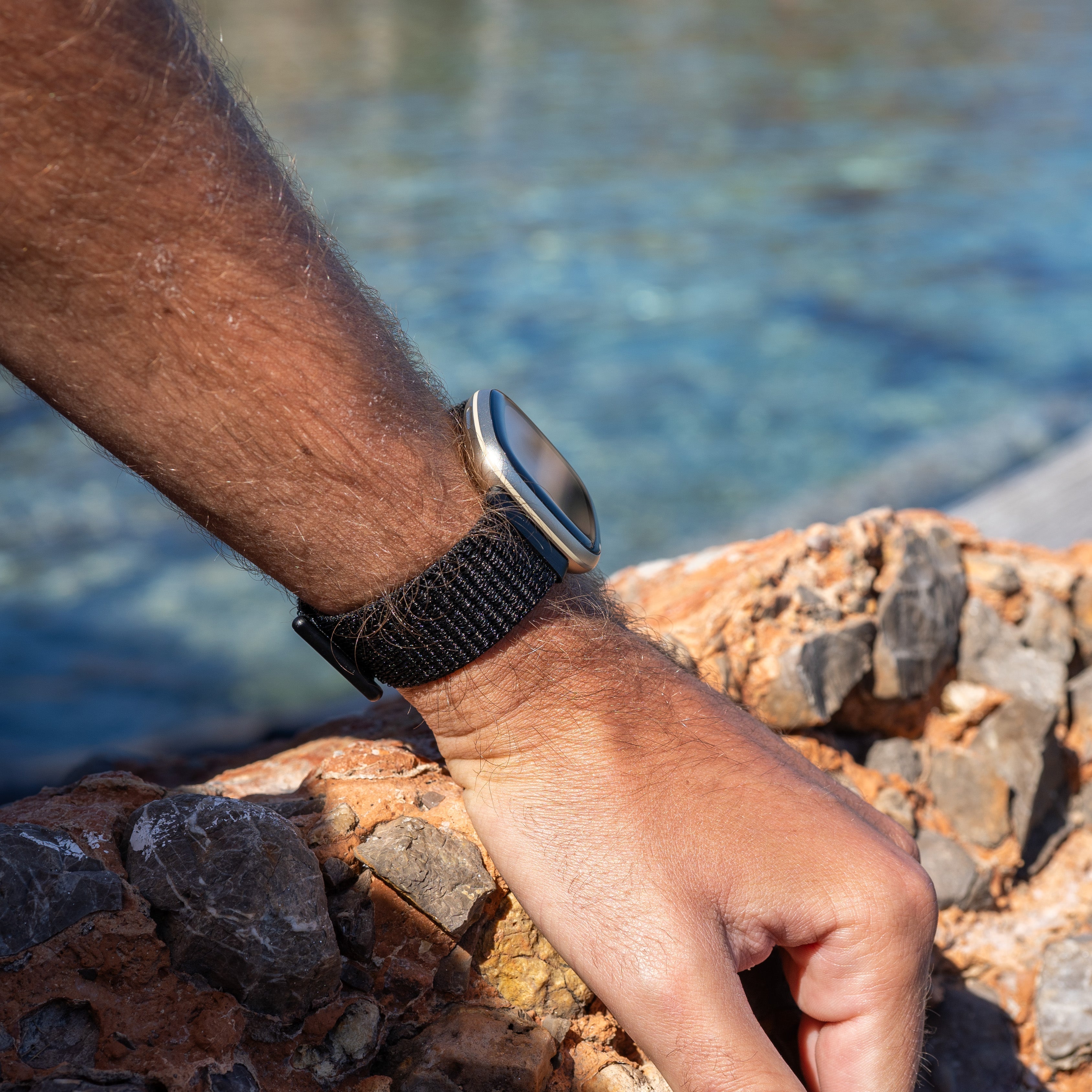 Černý nylonový řemínek pro Fitbit Versa 3 — bezpečné zapínání na suchý zip