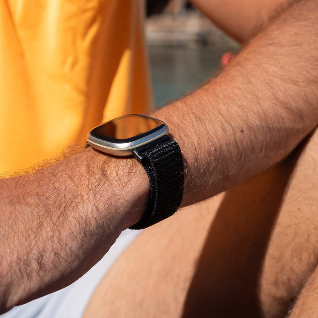 Černý nylonový řemínek pro Fitbit Versa 3 — bezpečné zapínání na suchý zip