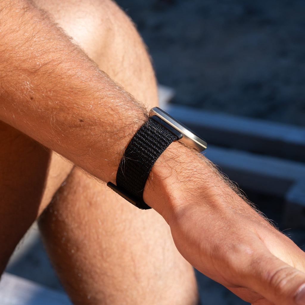 Černý nylonový řemínek pro Fitbit Versa 3 — bezpečné zapínání na suchý zip