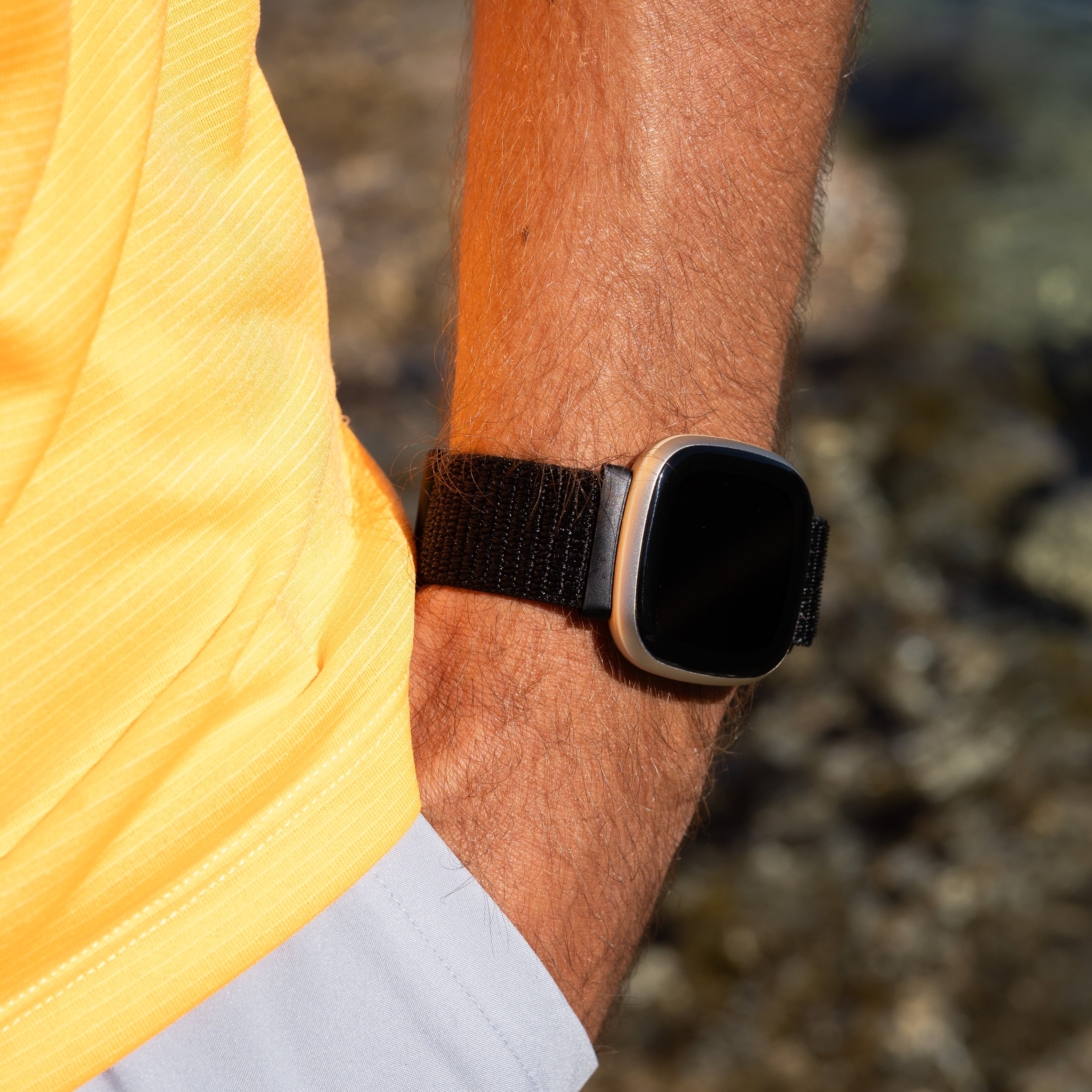 Černý nylonový řemínek pro Fitbit Versa 3 — bezpečné zapínání na suchý zip