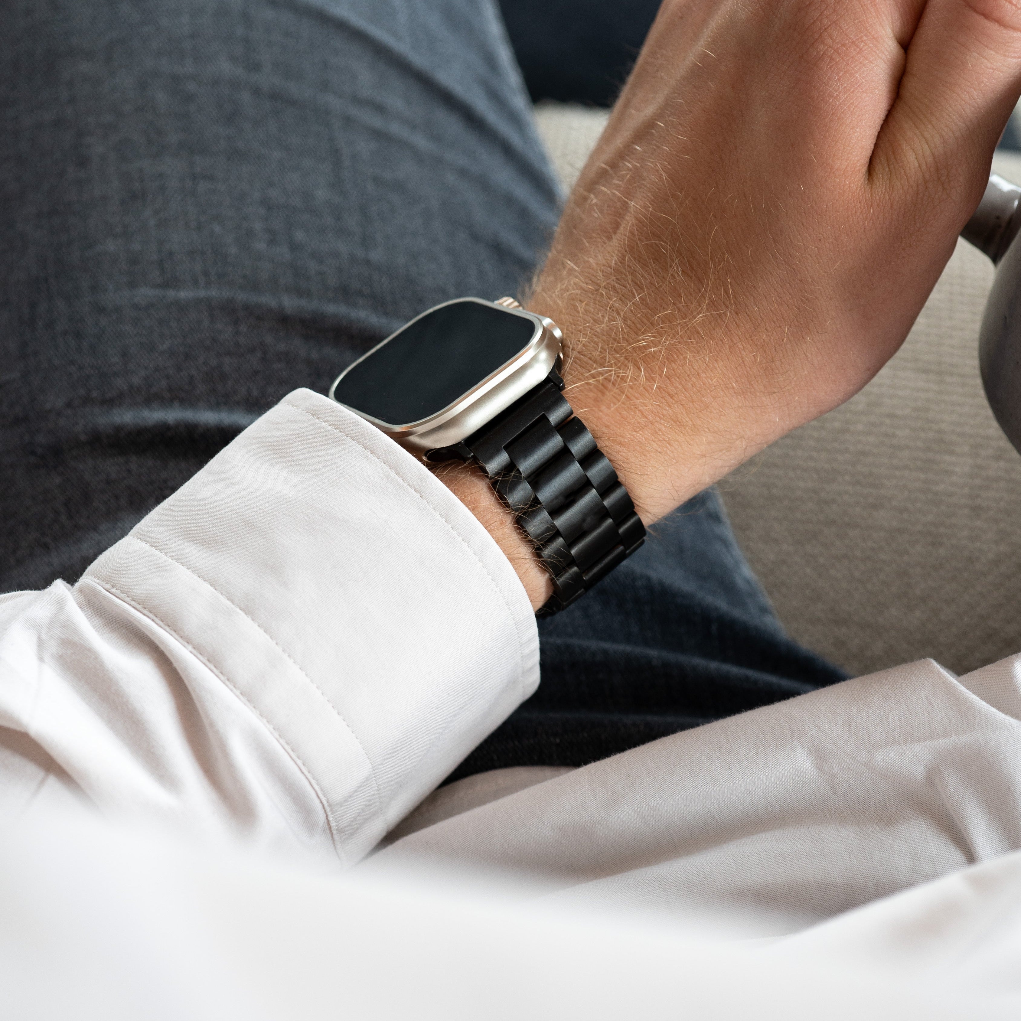 Tytanowy pasek do Apple Watch w czarnym wykończeniu