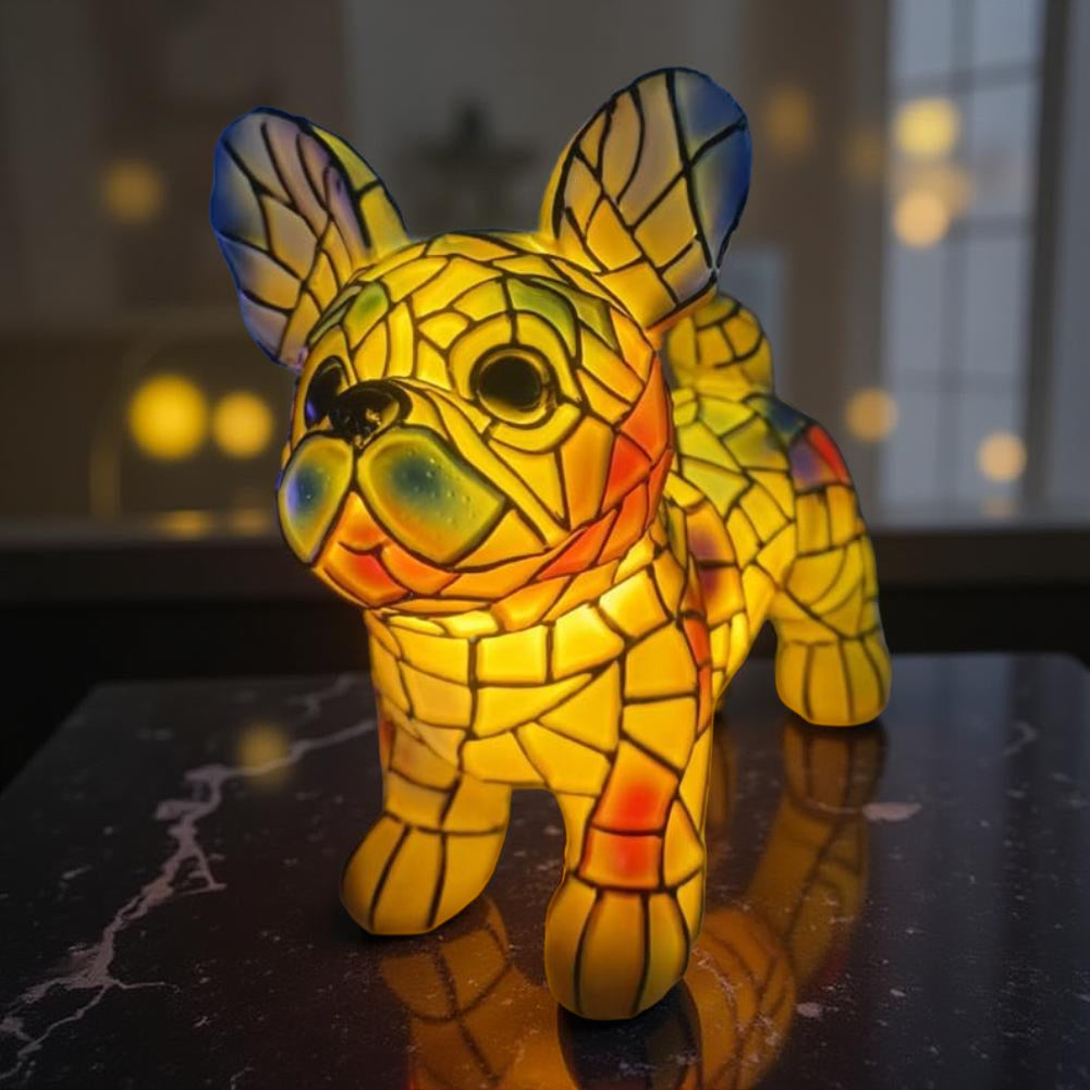 Lampă de masă decorativă — Bază cu figurină de câine, abajur din vitraliu, lumină caldă