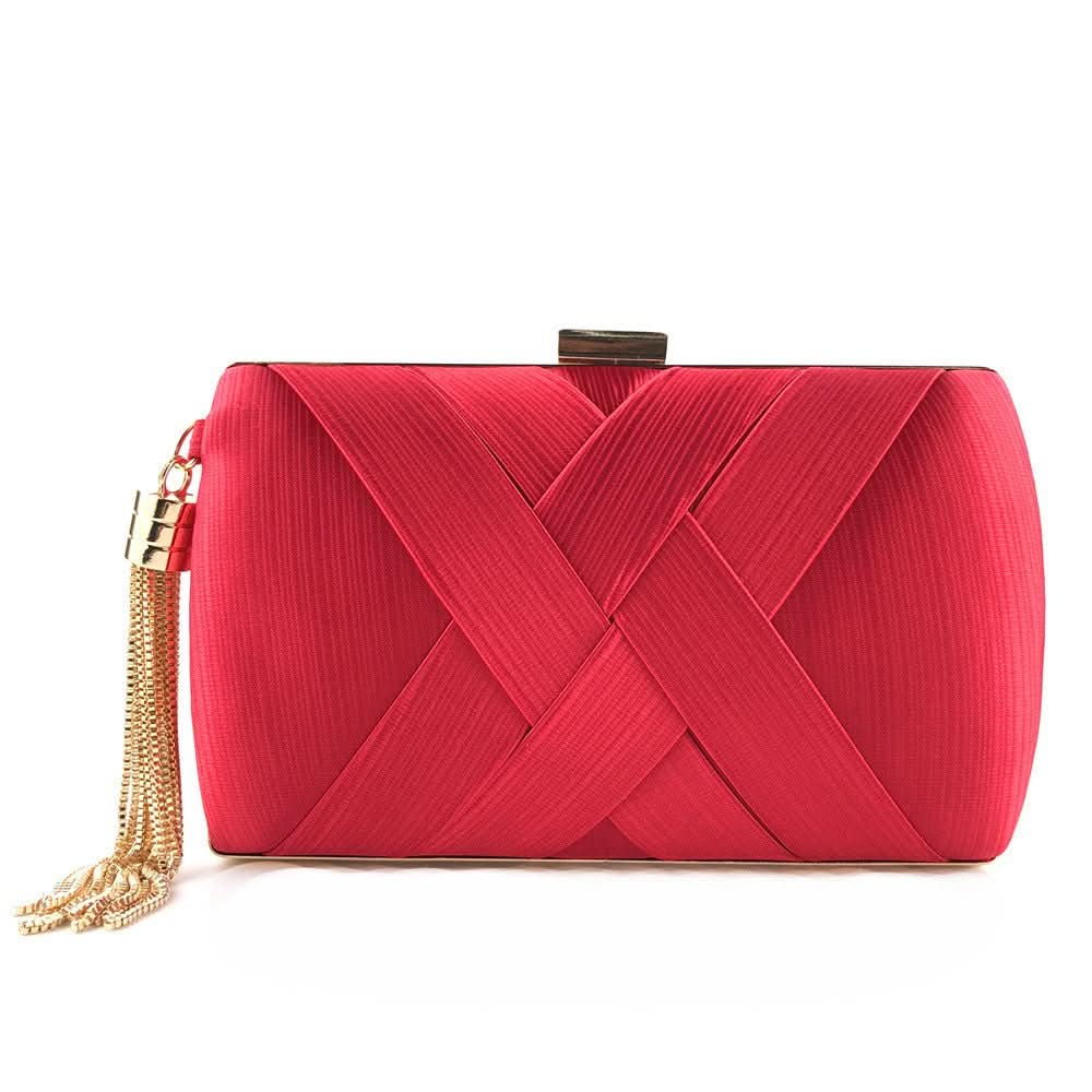 Večerní saténové psaníčko Aurora — splývavý střapec, minimalistické kovové akcenty