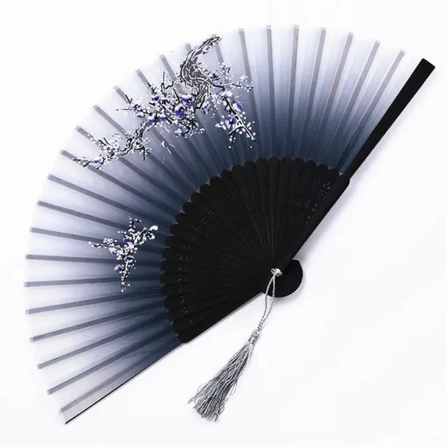 Faltbarer Handfächer im japanischen Stil — Blumenmuster auf weichem Stoff