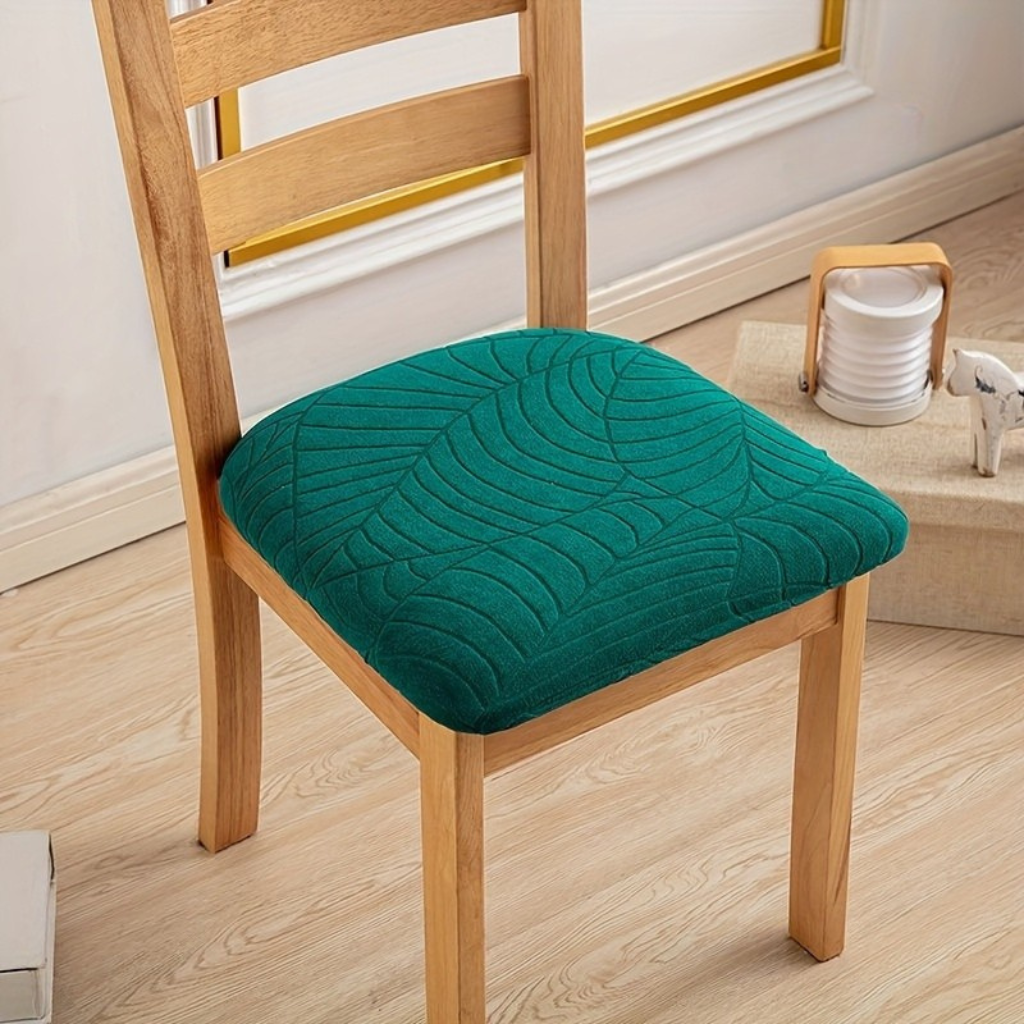 Elegantní elastické žakárové potahy na židle obepínající jejich tvar